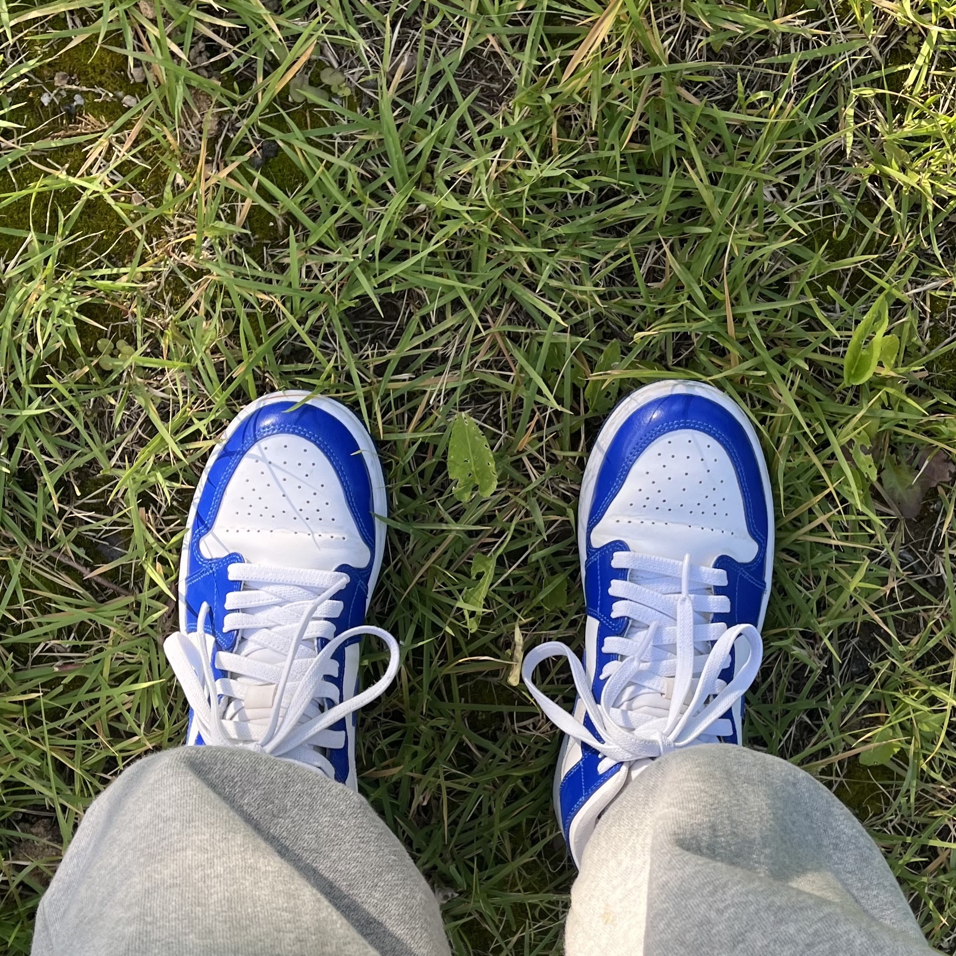 (W) Jordan 1 Mid White Hyper Royal 착용 스타일 - 1