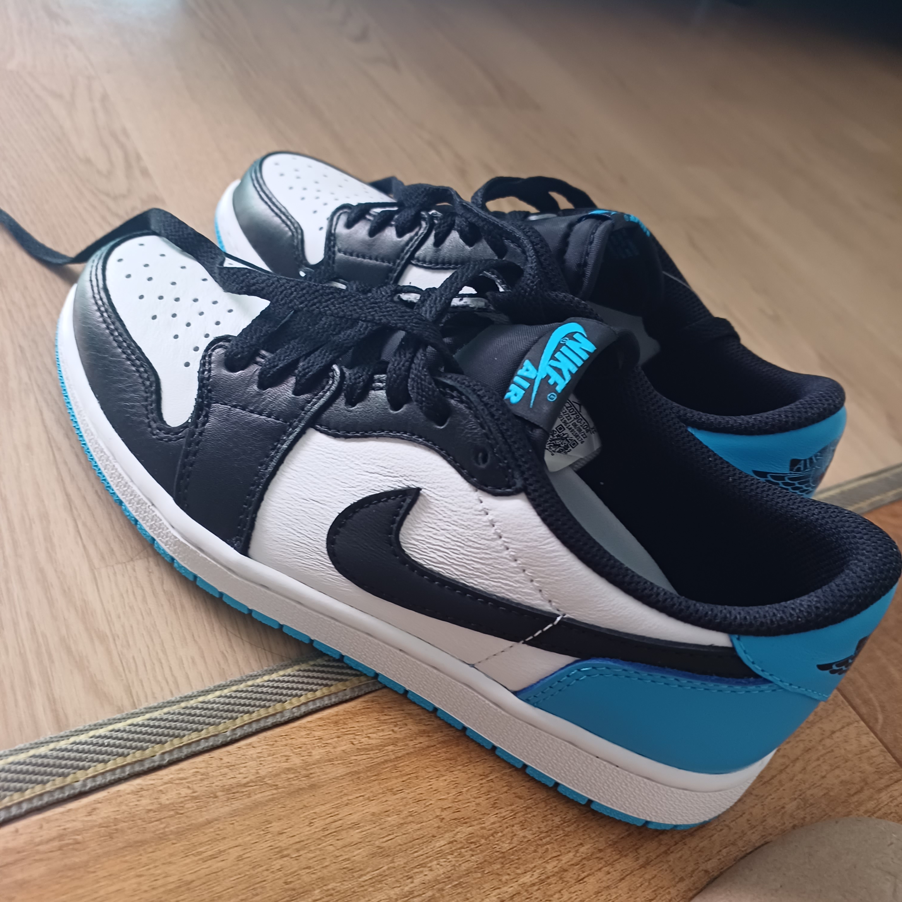 Jordan 1 Retro Low OG Black and Dark Powder Blue 착용 스타일