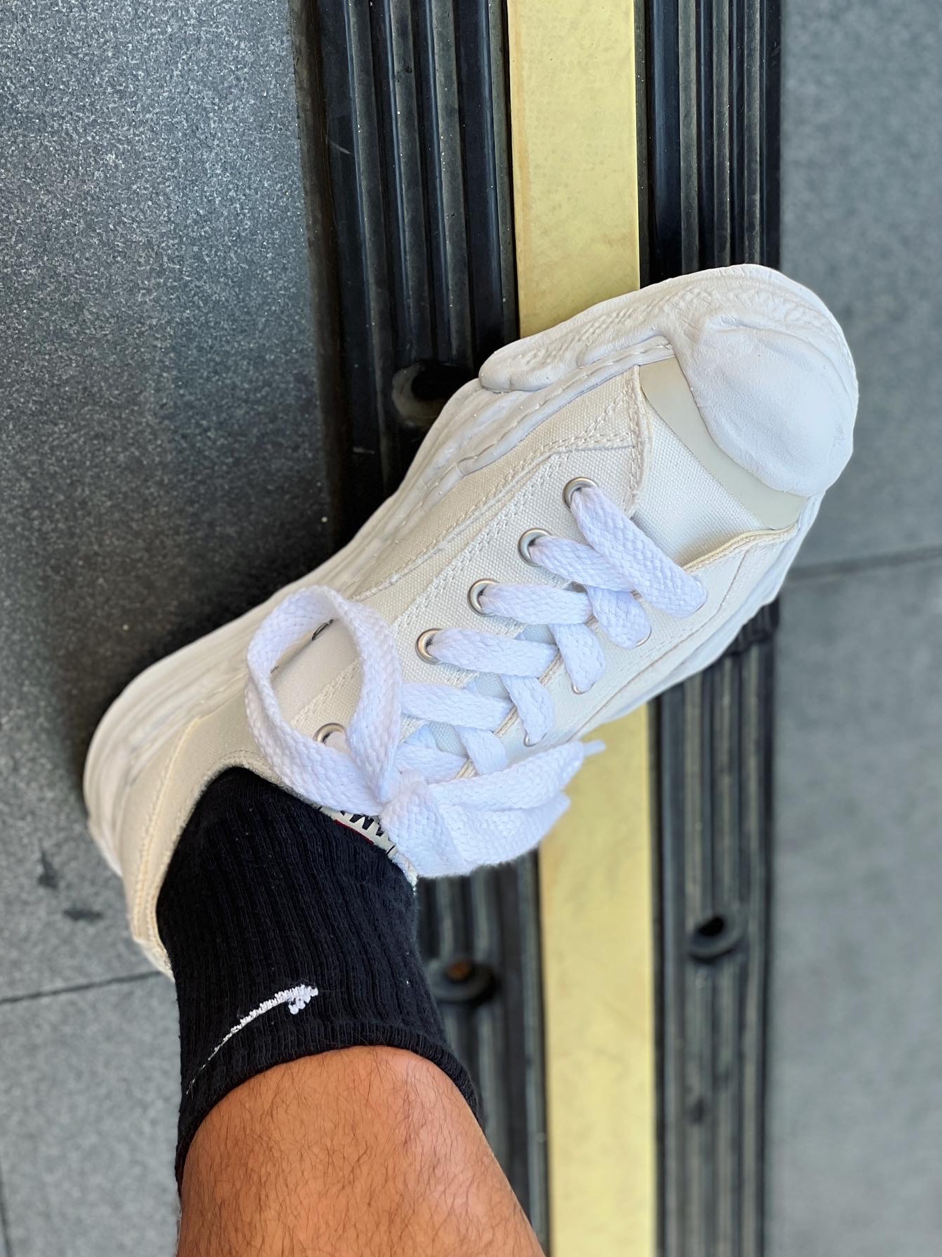 Maison Mihara Yasuhiro Hank OG Sole Canvas Low-top Sneakers White 착용 스타일 - 2