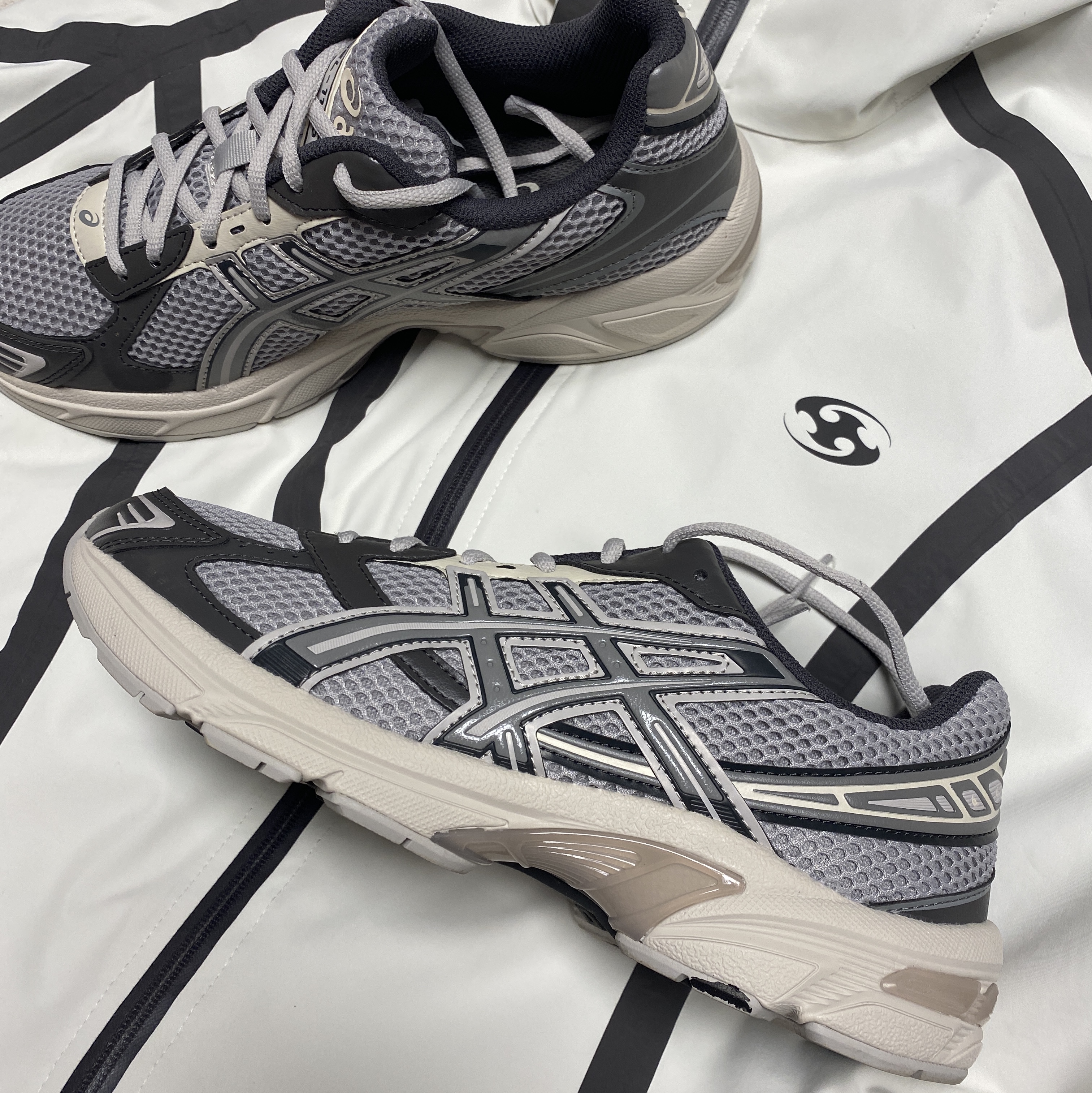 Asics Gel-1130 Oyster Grey Clay Grey, Sansan Gear Windblock Jacket Ivory - 22SS 착용 스타일 - 3
