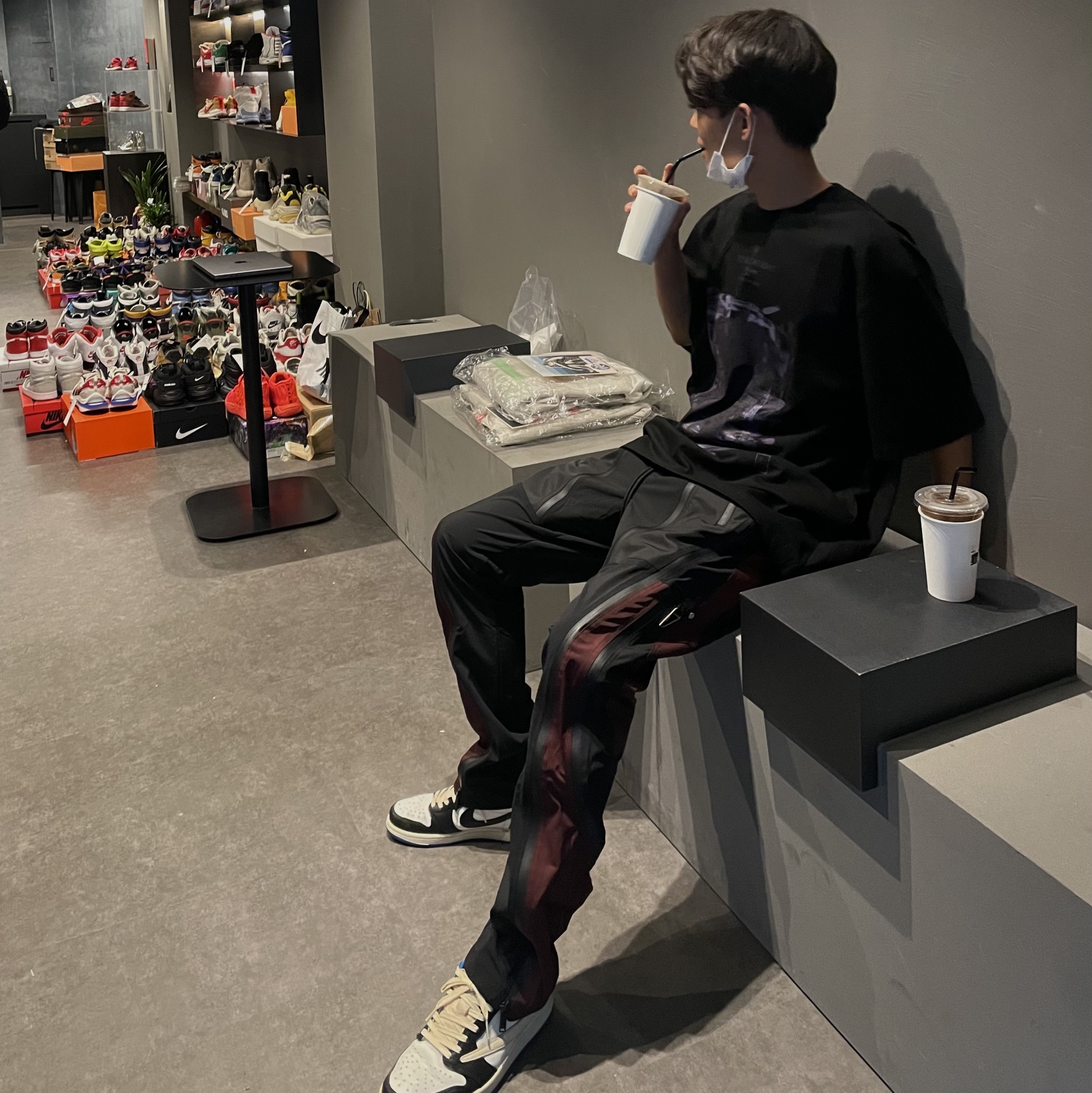 Jordan 1 x Travis Scott x Fragment Retro Low OG SP Military Blue, Undermycar Phan Mark 2 Multi Zip Nylon Mesh Pants Garnet - 22SS 착용 스타일