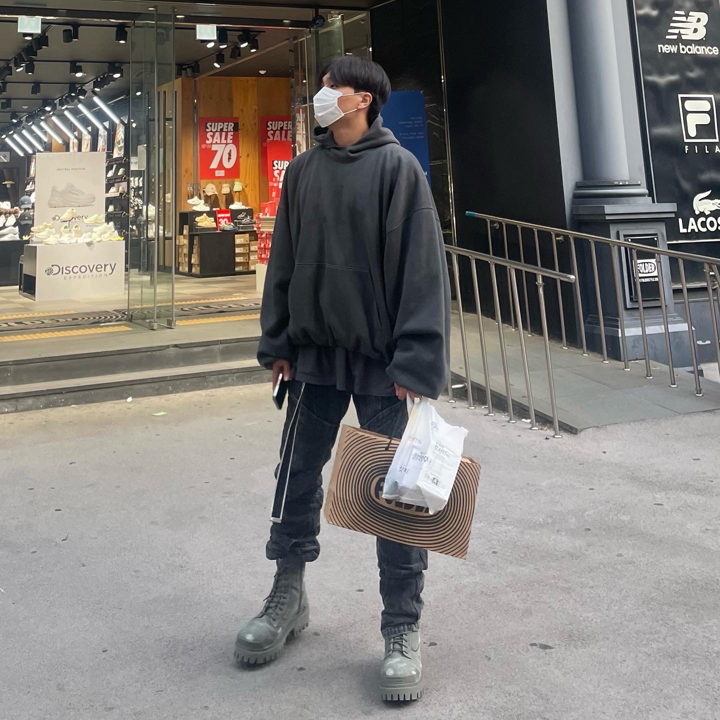 Yeezy Gap Engineered By Balenciaga Dove Hoodie Black, Balenciaga D Ring Belt Grey Red 착용 스타일 - 1