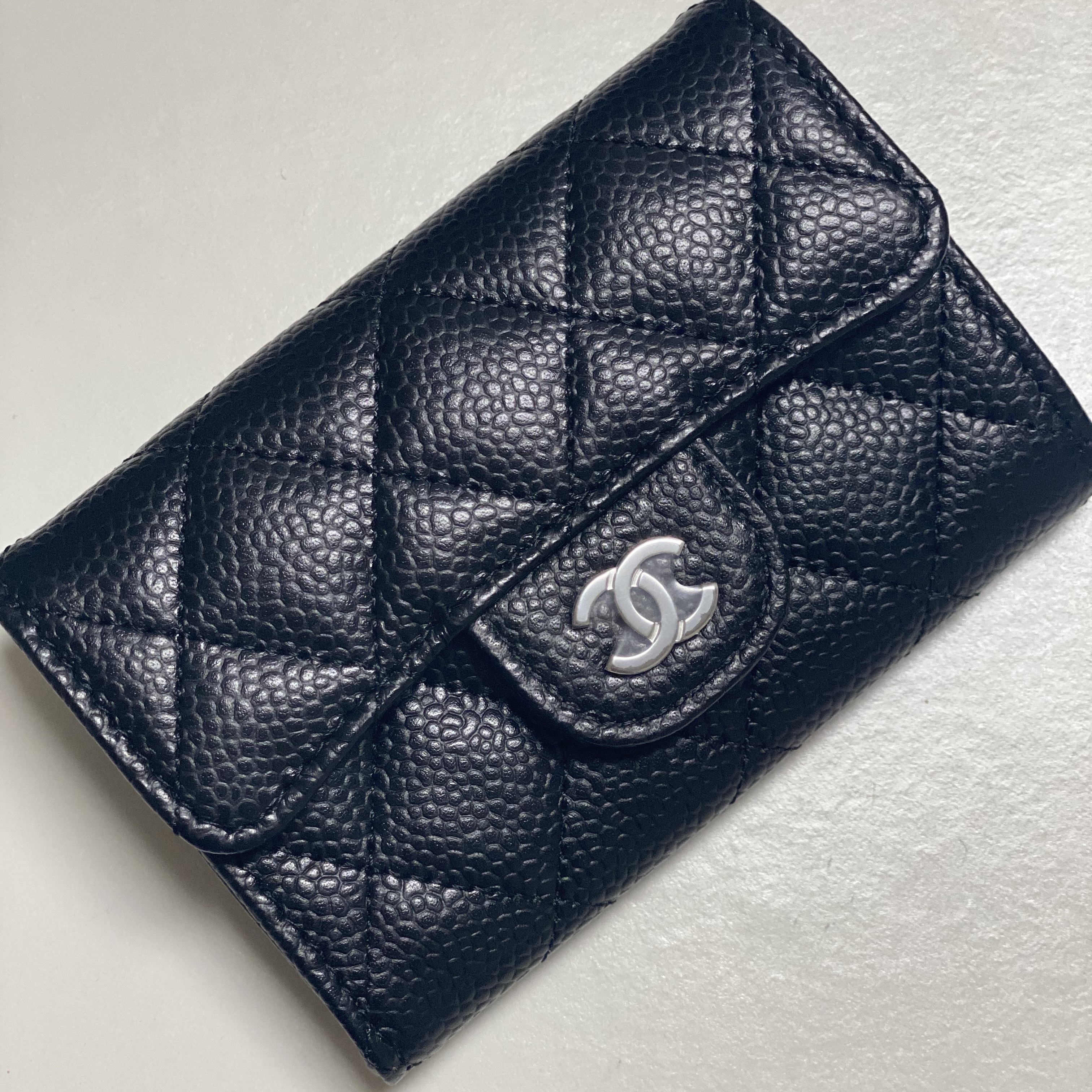 Chanel Classic Card Holder Grained Calfskin & Silver Black 착용 스타일 - 2