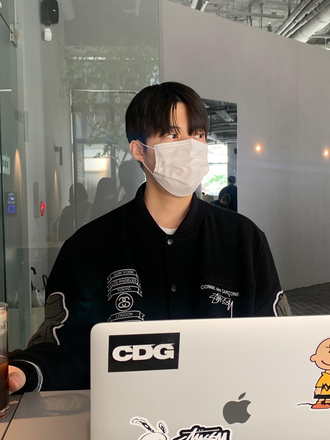 Stussy x CDG Varsity Jacket, Jordan 1 x Travis Scott x Fragment Retro Low OG SP Military Blue 착용 스타일 - 1