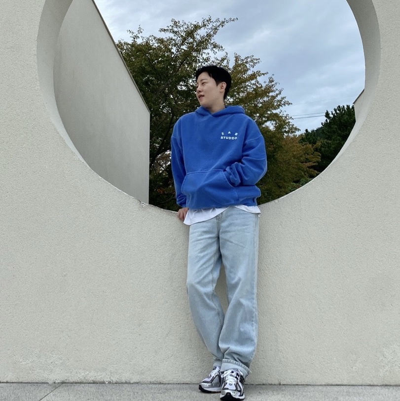 IAB Studio Pigment Hoodie Royal Blue - 22FW 착용 스타일 - 1