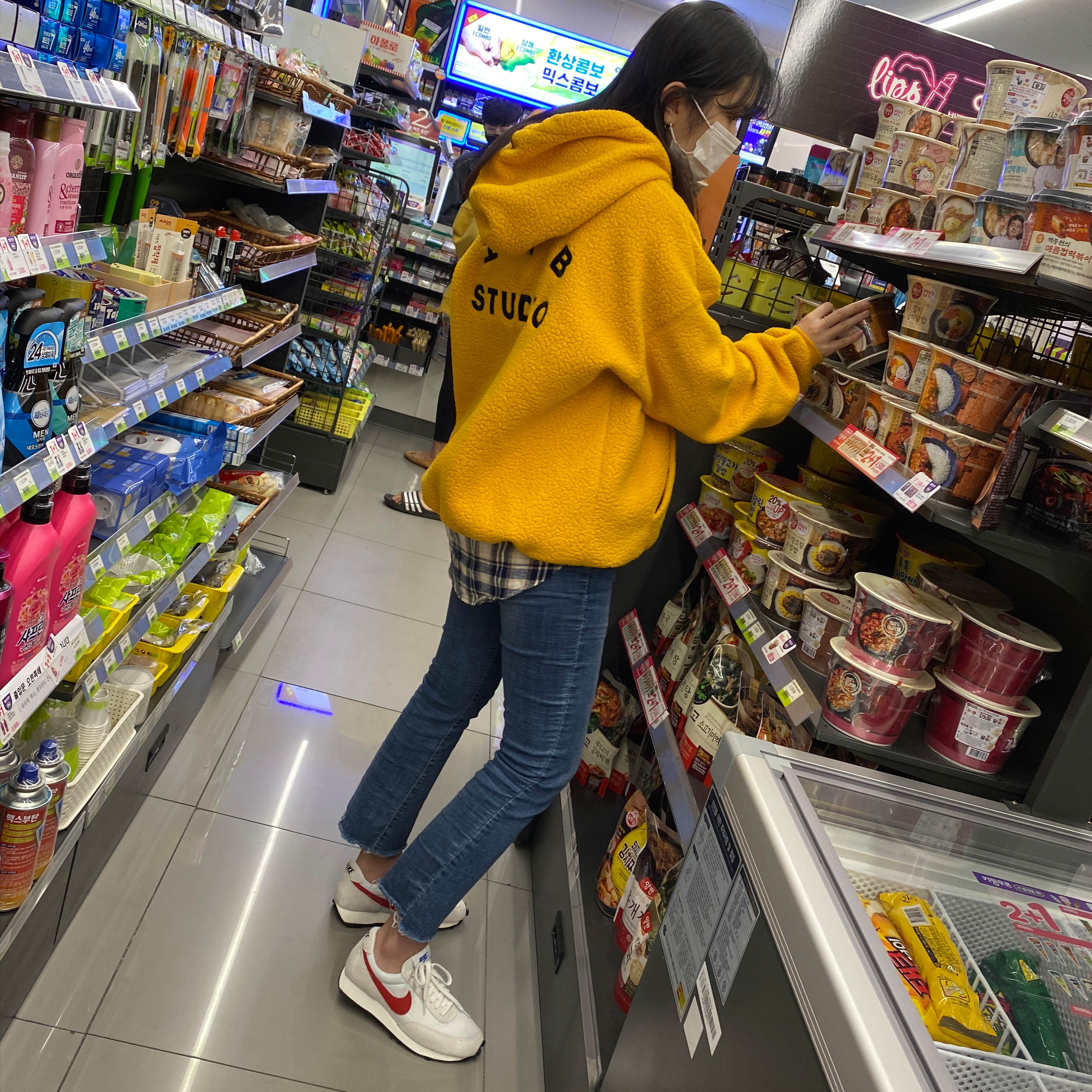 IAB Studio x LMC Boa Fleece Hoodie Yellow, Nike Daybreak SP White University Red 착용 스타일 - 1