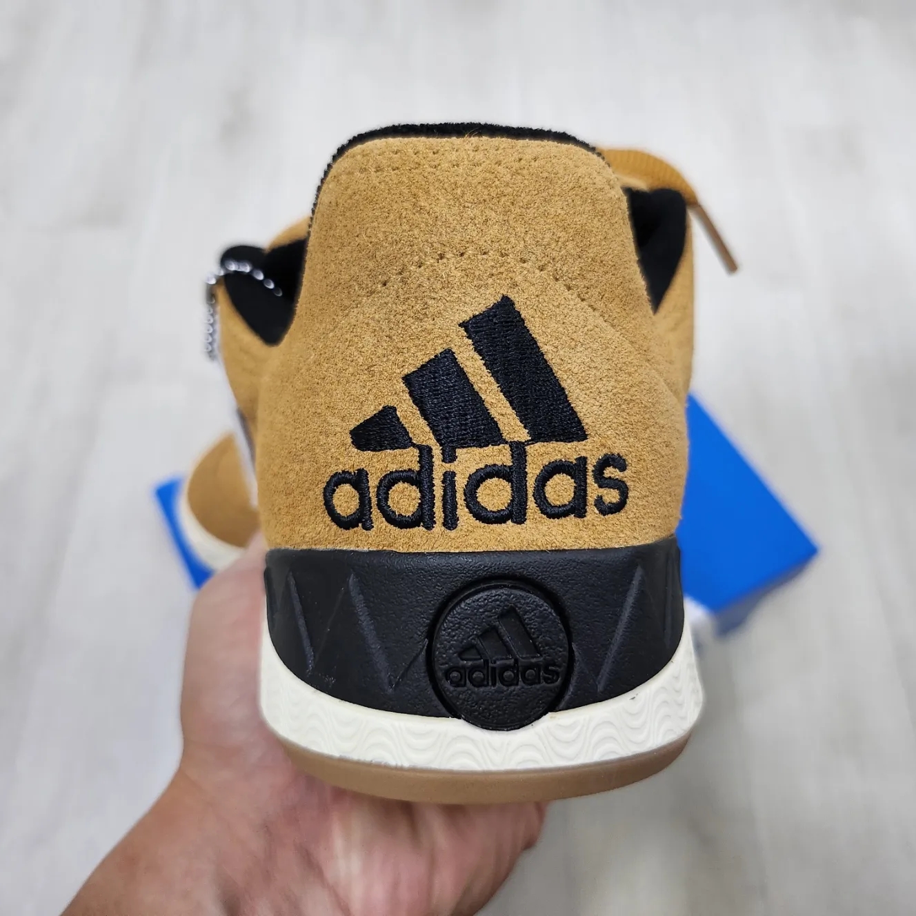 Adidas x Atmos Adimatic OG Shoebox 착용 스타일 - 3