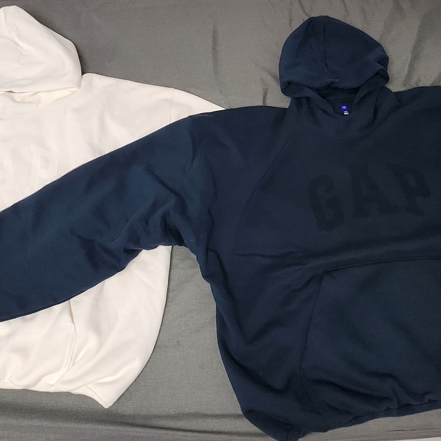 Yeezy Gap Engineered By Balenciaga Dove Hoodie Dark Blue, Yeezy Gap Engineered By Balenciaga Dove Hoodie White 착용 스타일 - 2