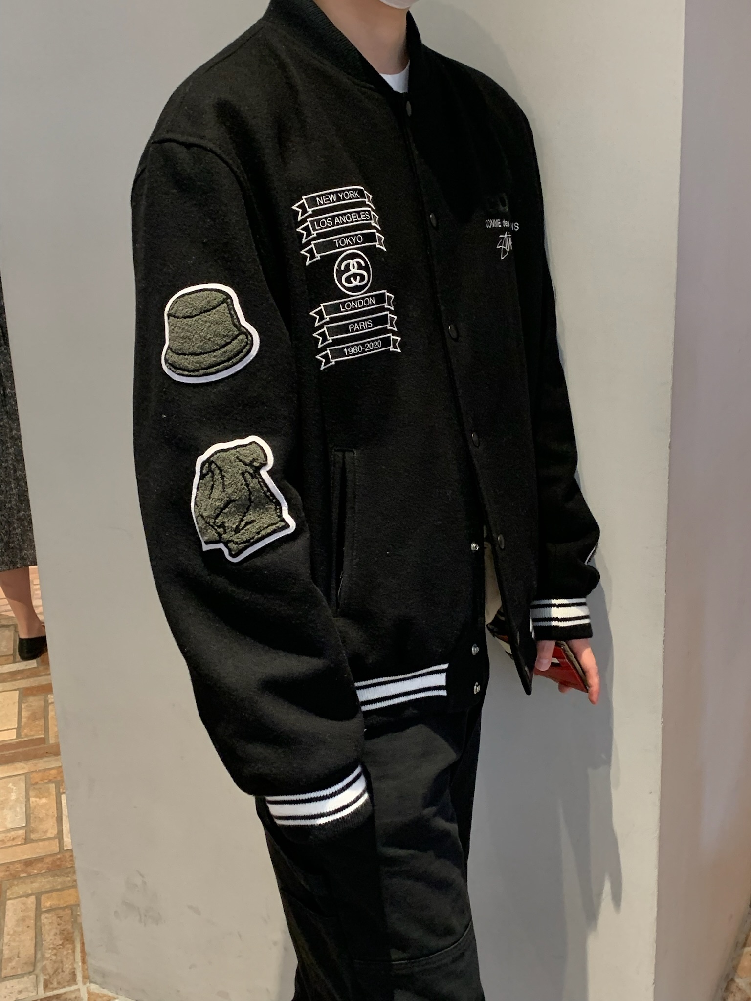 Stussy x CDG Varsity Jacket, Jordan 1 x Travis Scott x Fragment Retro Low OG SP Military Blue 착용 스타일 - 5