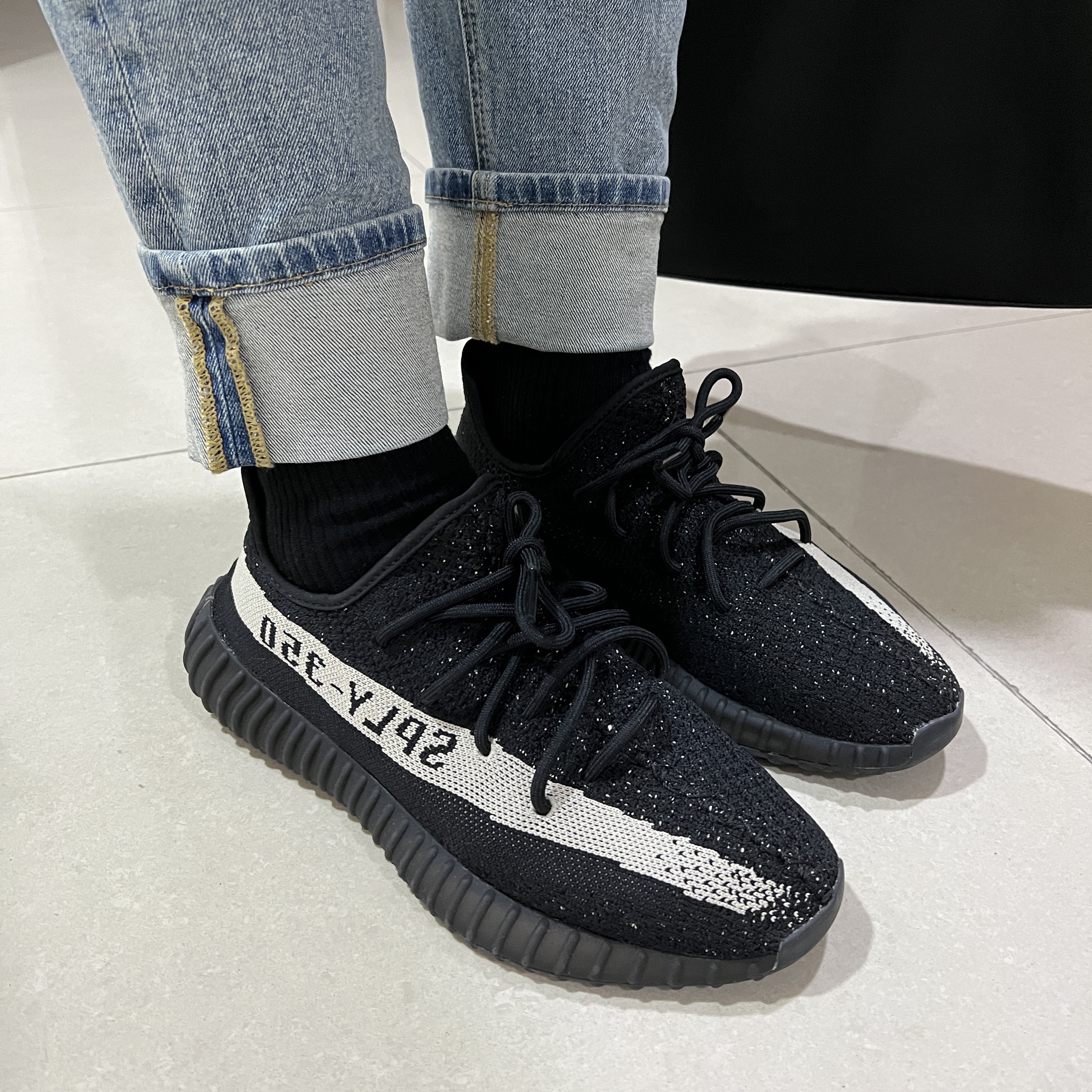 Adidas Yeezy Boost 350 V2 Core Black White 2022 착용 스타일