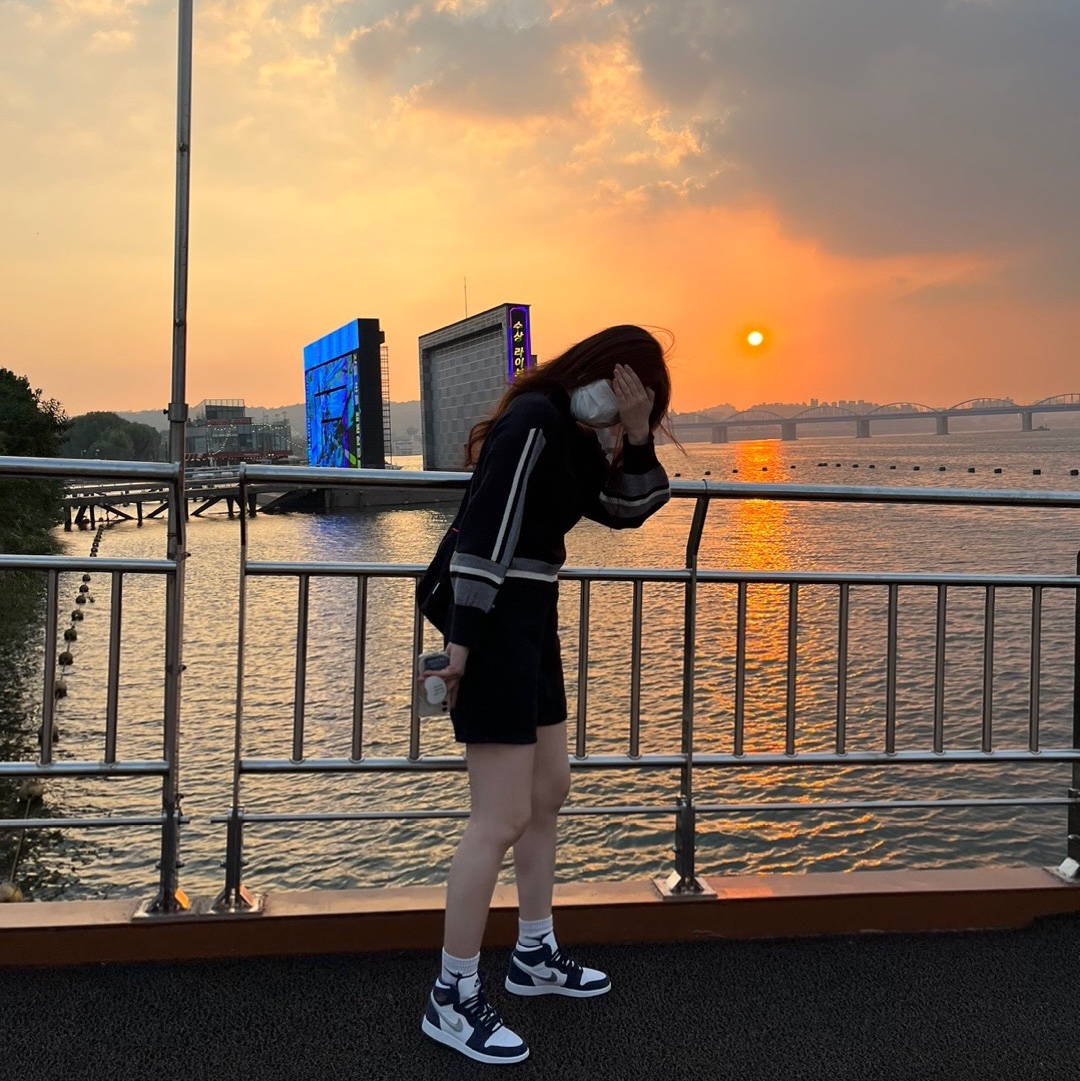 Jordan 1 Retro High OG CO.JP Midnight Navy, Supreme Small Messenger Bag Black - 22SS 착용 스타일 - 2