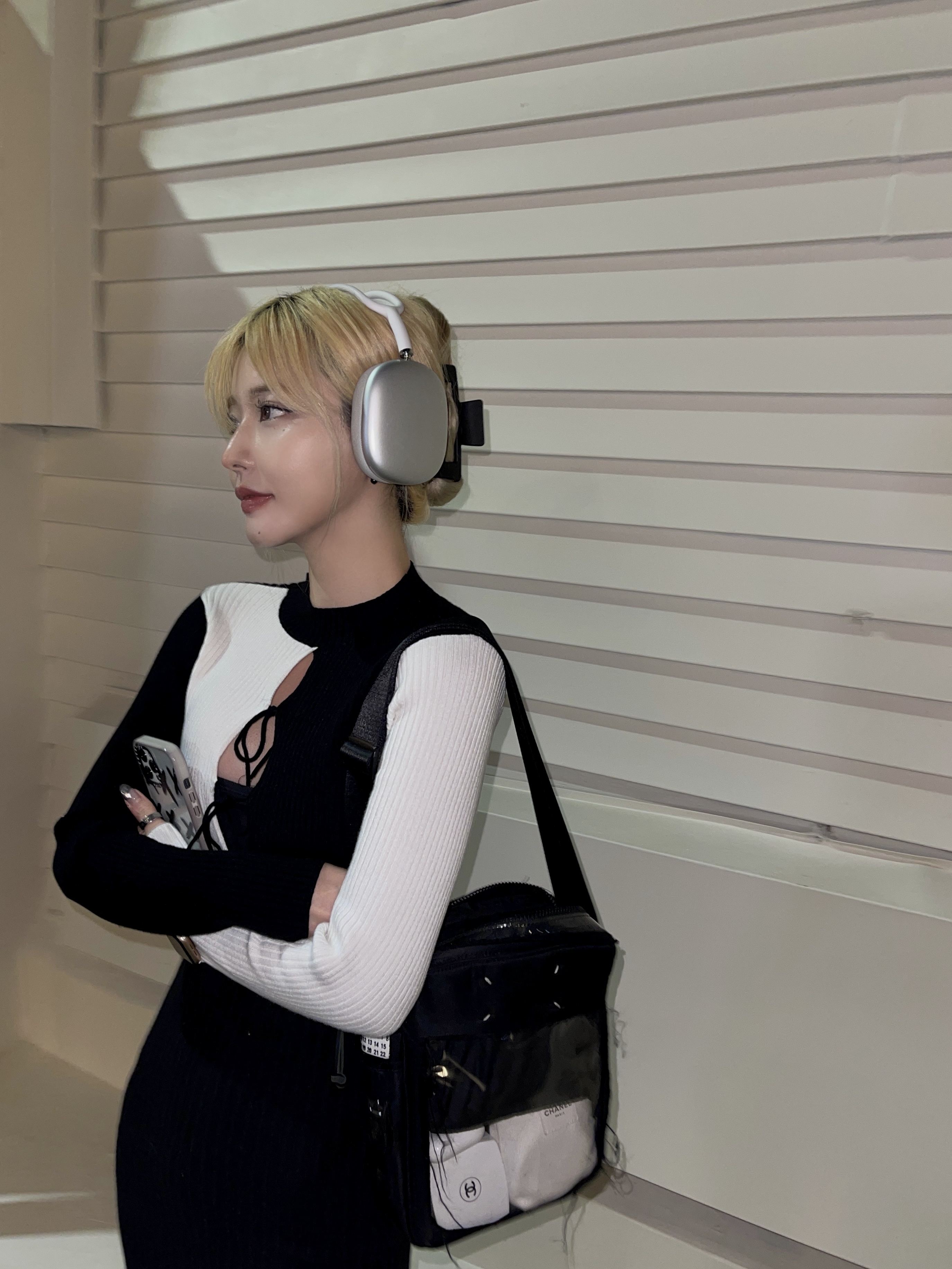 Converse x Feng Chen Wang Chuck 70 2-in-1 Natural Ivory Black, Apple AirPods Max Lightning Silver (Korean Ver.) 착용 스타일 - 2