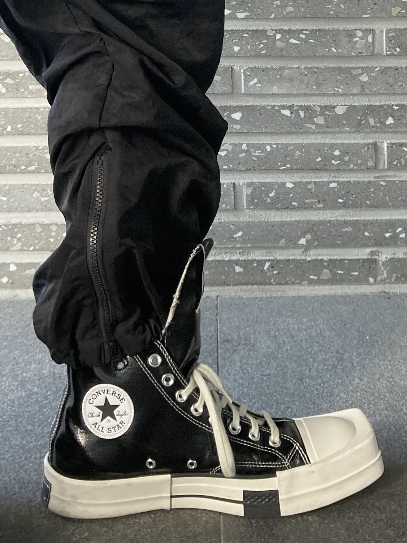 Converse x Drkshdw Turbodrk Chuck 70 Hi Black Lacquered Denim 착용 스타일 - 3