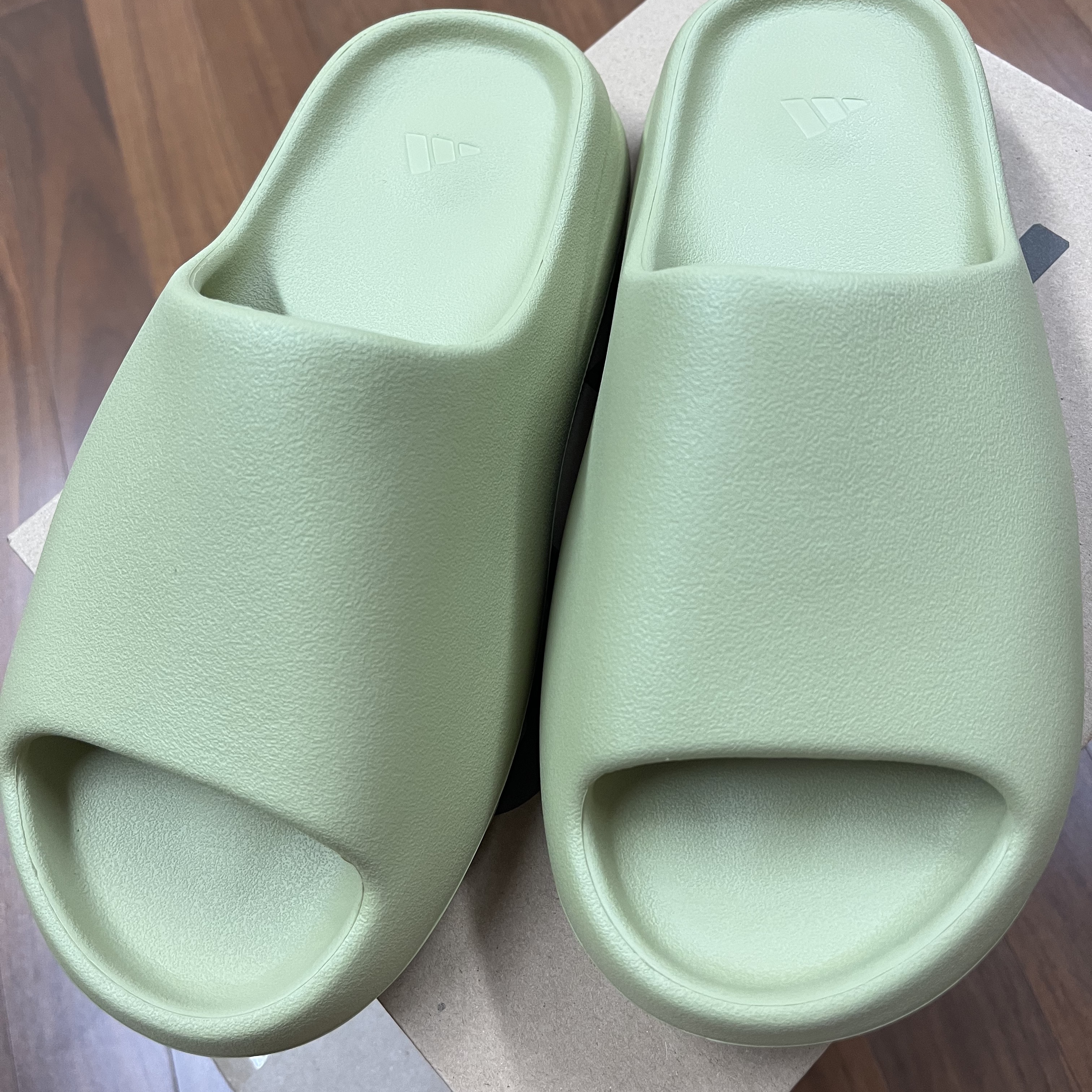 Adidas Yeezy Slide Resin 2022 착용 스타일