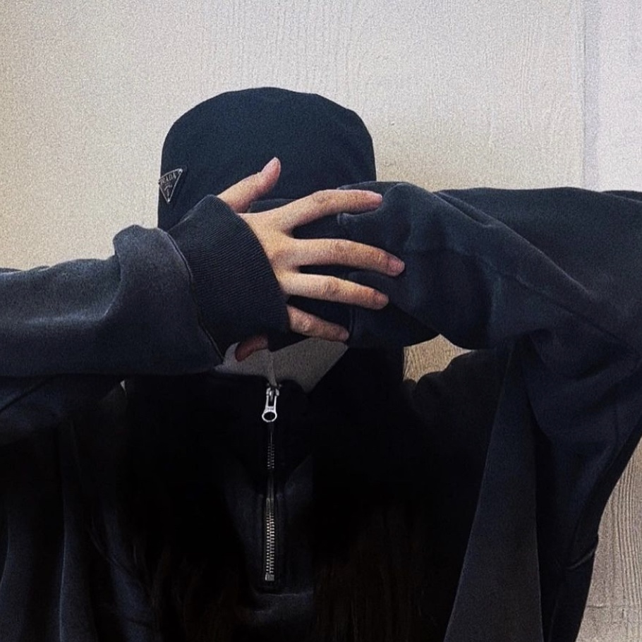 Prada Re-Nylon Bucket Hat Black 착용 스타일