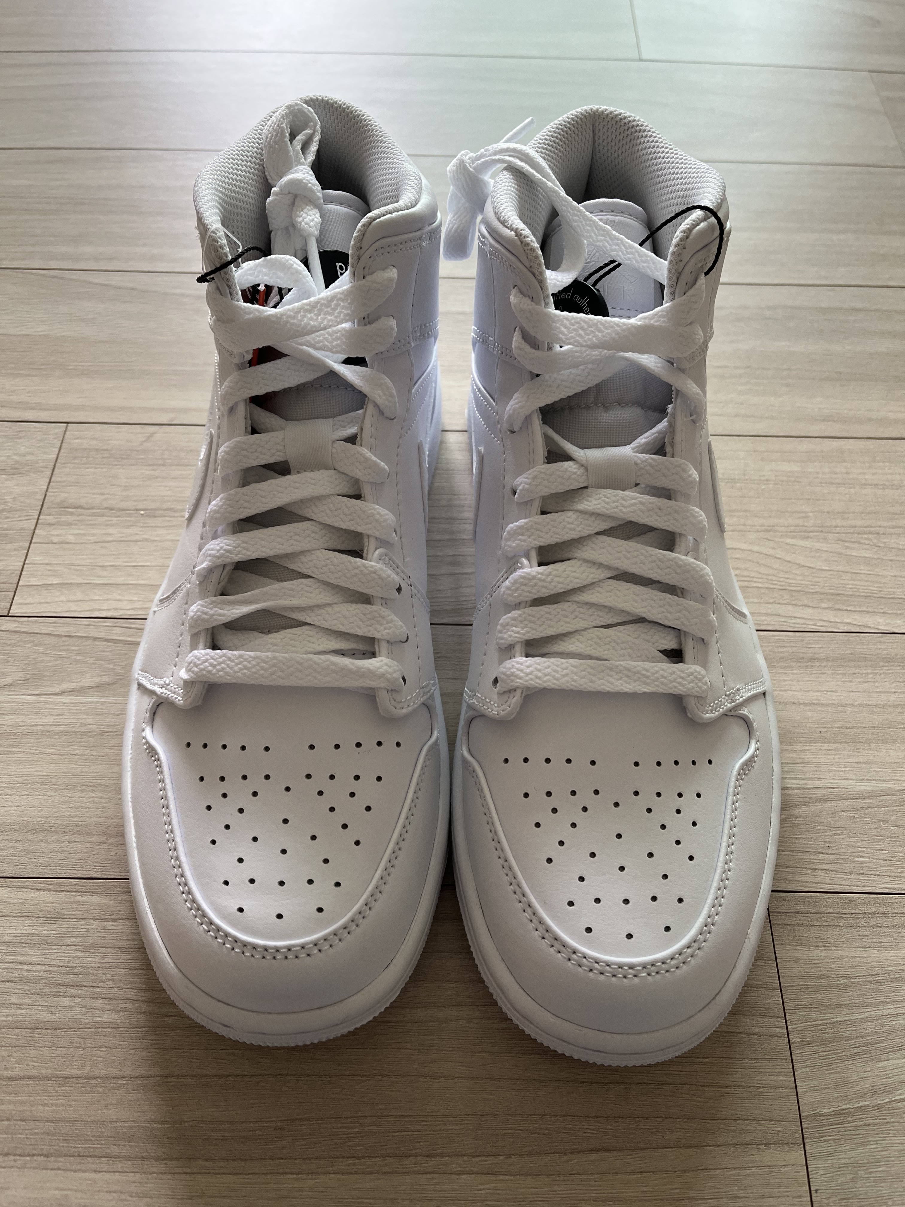Jordan 1 Mid Triple White 착용 스타일 - 1