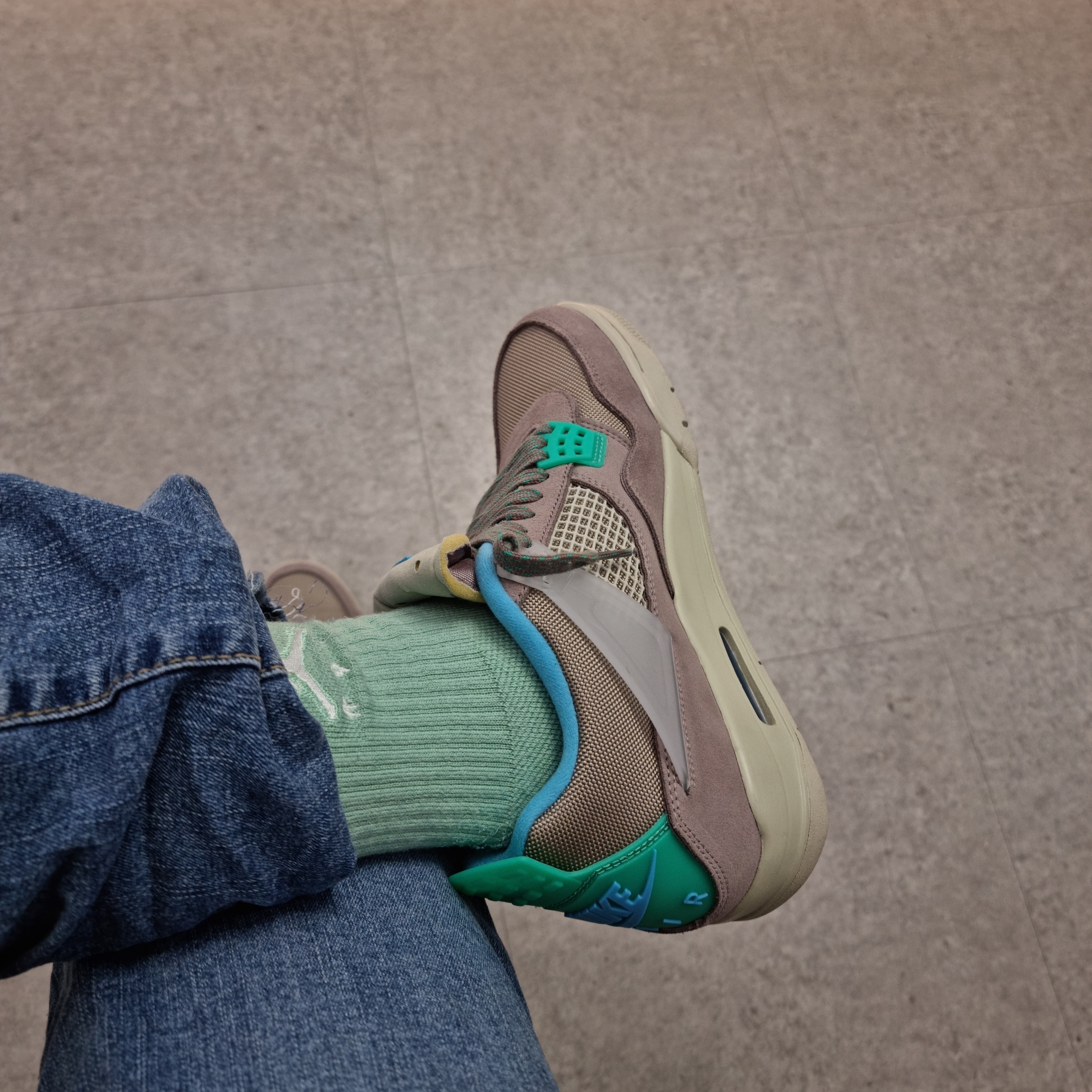 Jordan 4 x Union Retro SP Taupe Haze, Jordan x J Balvin Legacy Energy Crew Socks Celestine Blue 착용 스타일