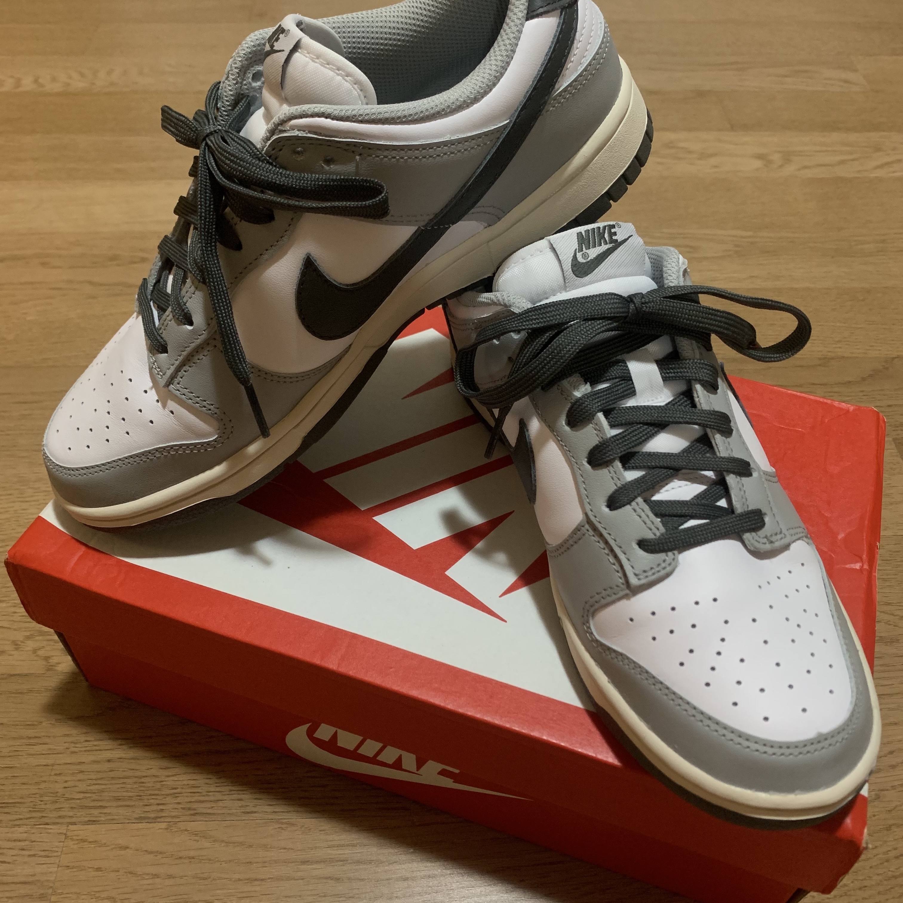 (W) Nike Dunk Low Light Smoke Grey 착용 스타일 - 1