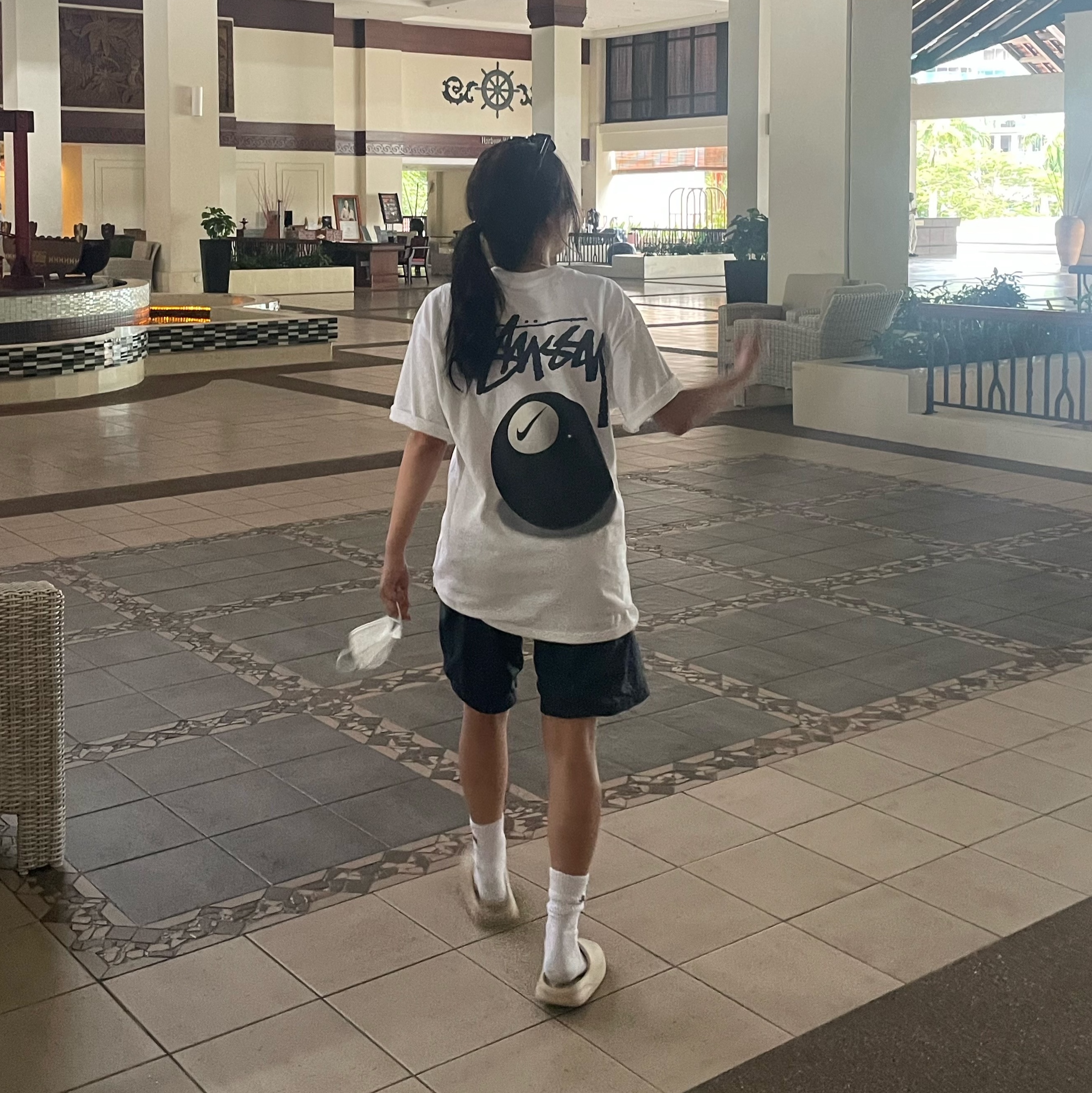 Nike x Stussy NRG FL SS 8 Ball T-Shirt White (DO9322-100), Adidas Yeezy Slide Bone 2022/2023 착용 스타일