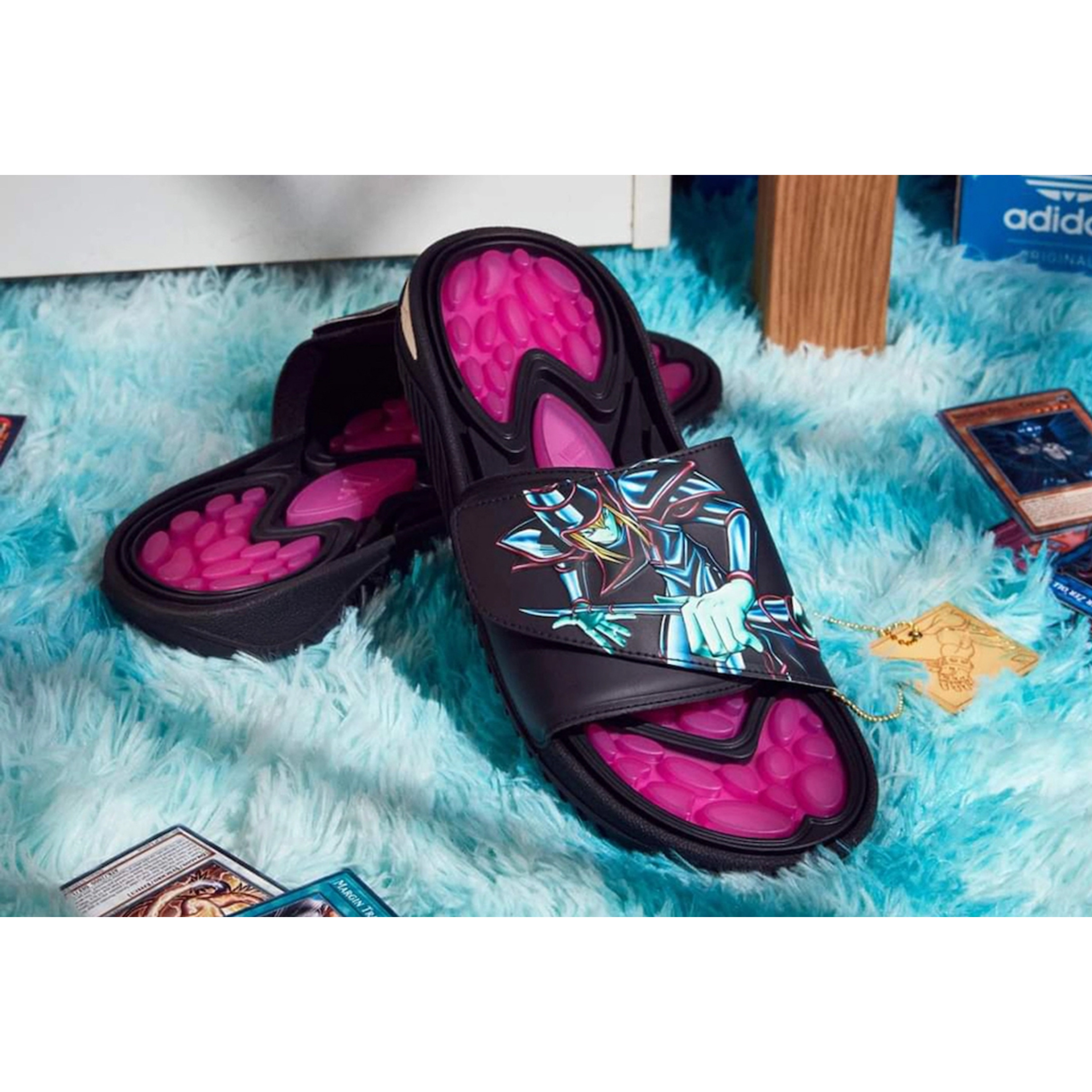 Adidas X Yu-Gi-Oh! Reptossage Slide Core Black Pulse Lilac, Adidas X Yu-Gi-Oh! Reptossage Slide Core Black Hazy Sky 착용 스타일 - 4