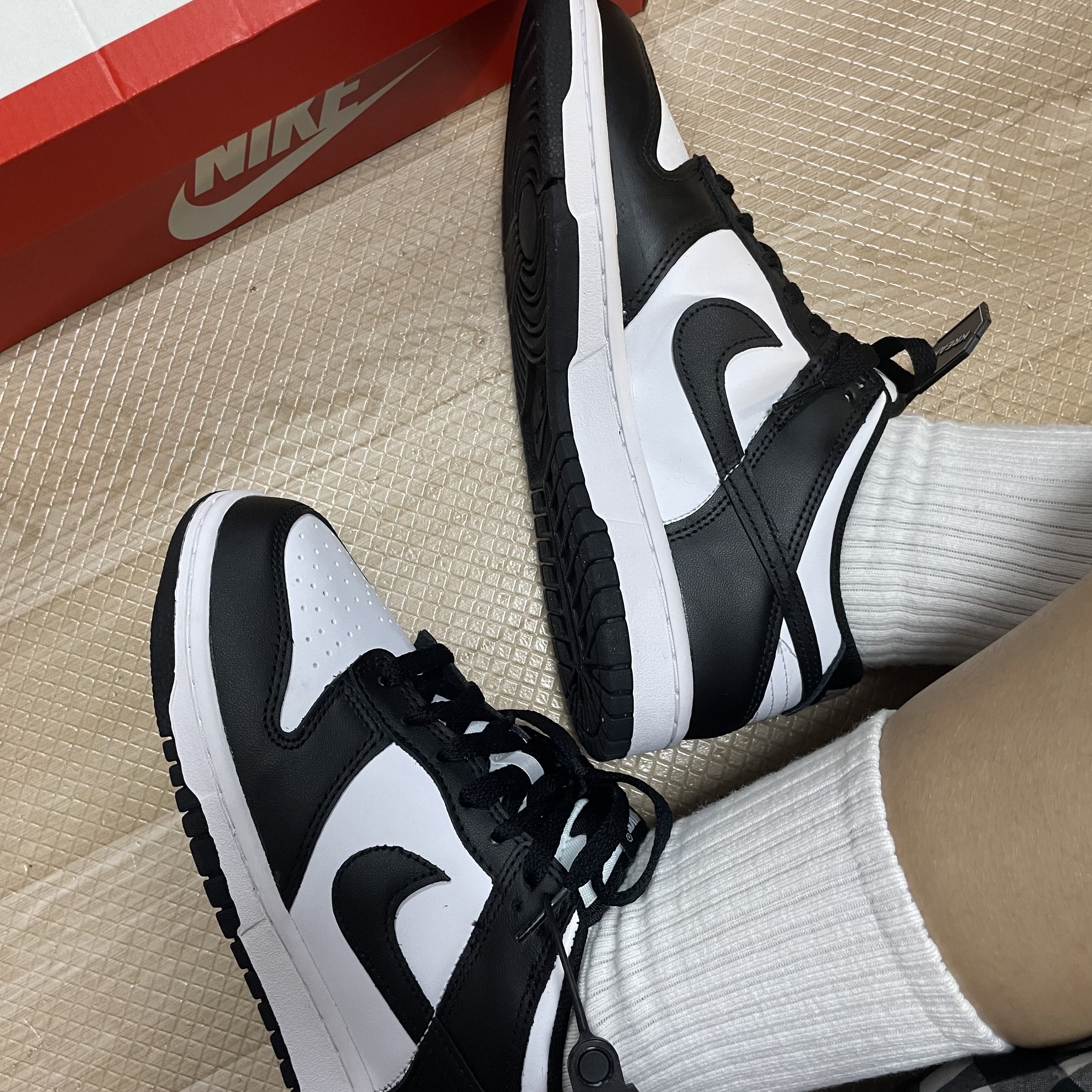 (GS) Nike Dunk Low Black 착용 스타일