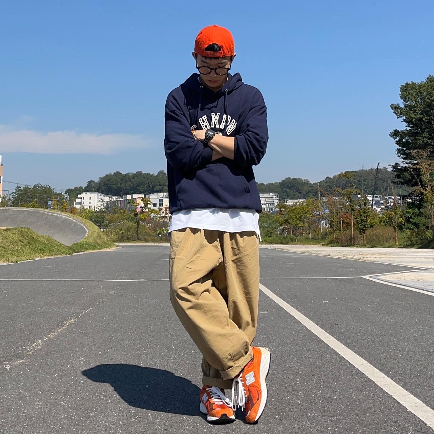 New Balance 2002R Rust Oxide 착용 스타일 - 2