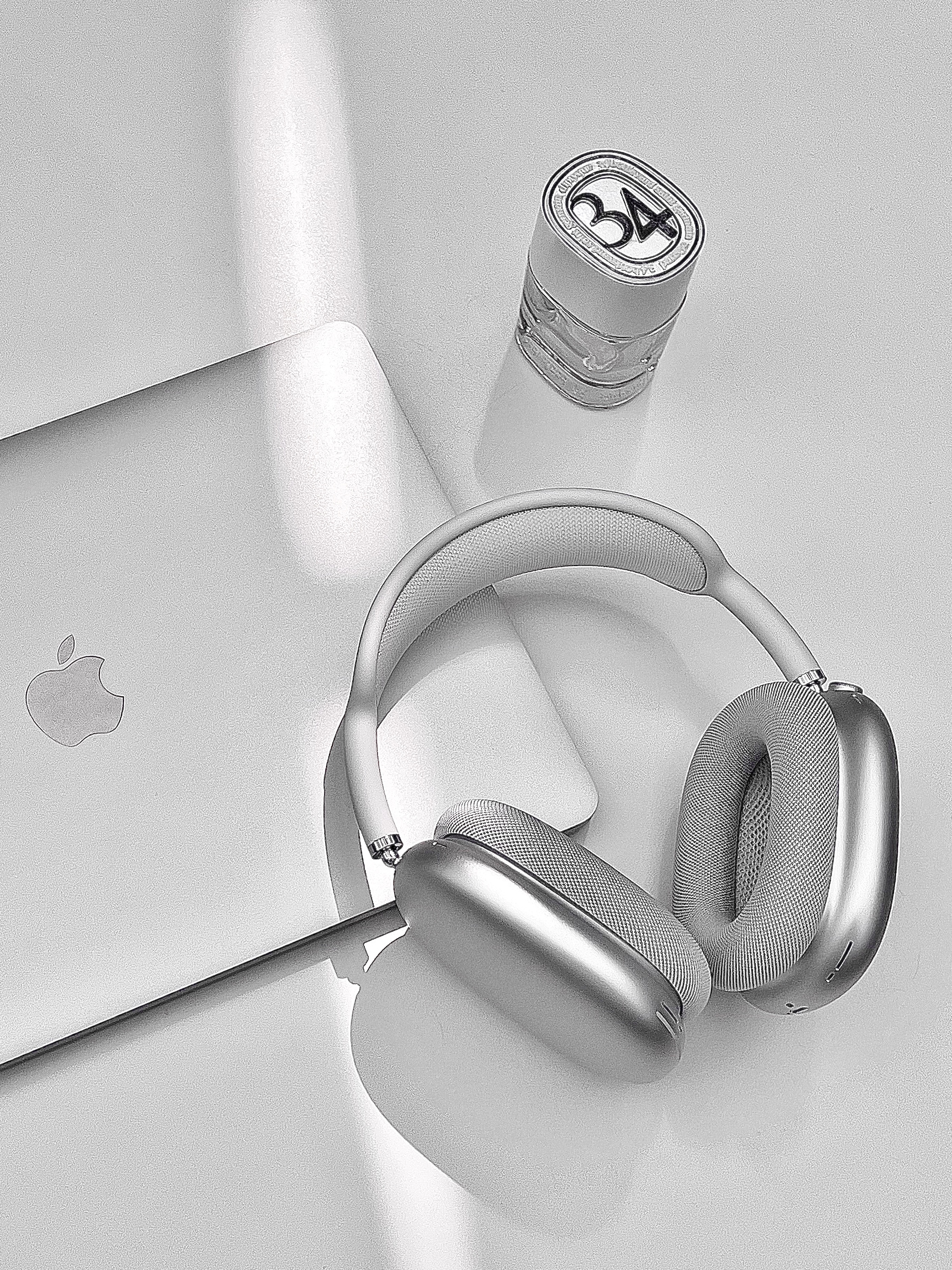 Apple 2020 MacBook Air 13 M1 256GB SSD / 8GB RAM Silver (Korean Ver.), Apple AirPods Max Lightning Silver (Korean Ver.) 착용 스타일