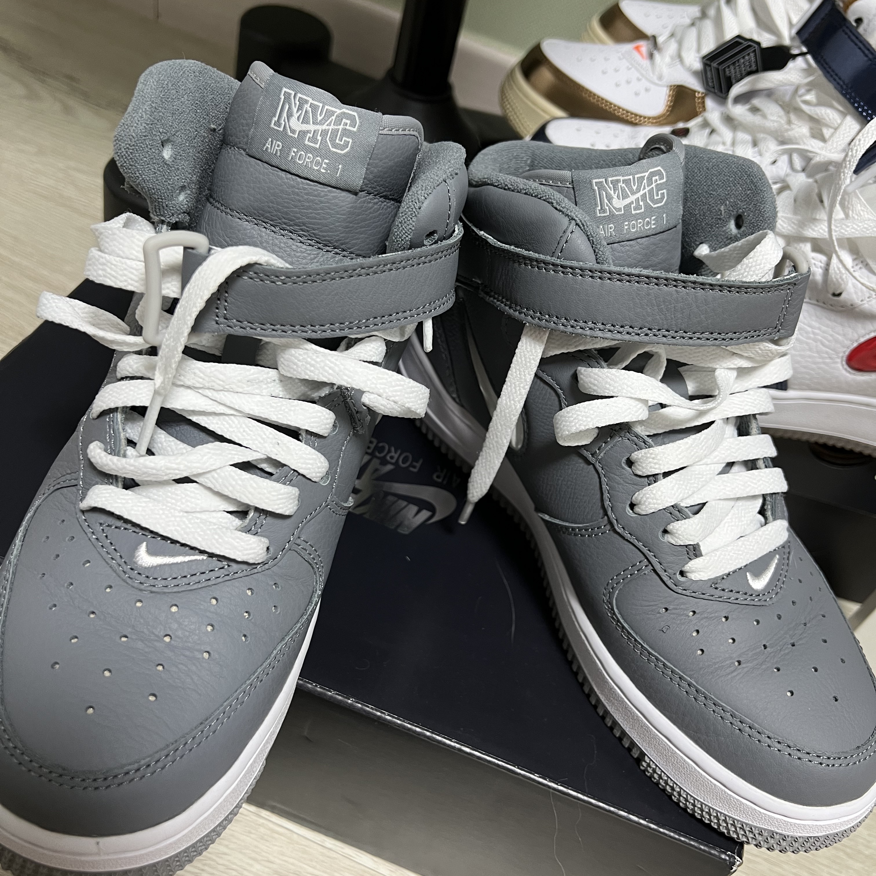Nike Air Force 1 Mid QS NYC Cool Grey 착용 스타일 - 1