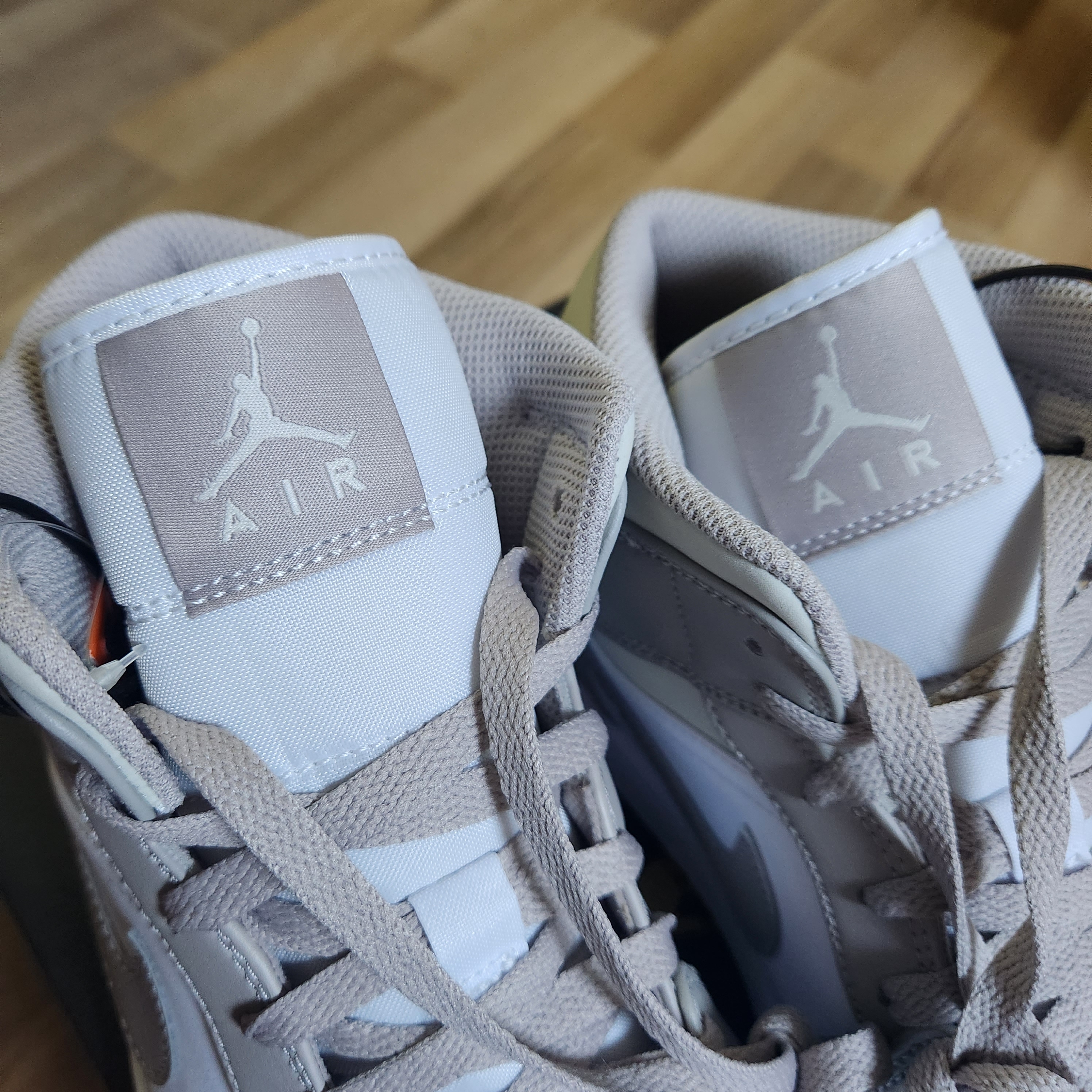 Jordan 1 Mid College Grey 착용 스타일 - 3