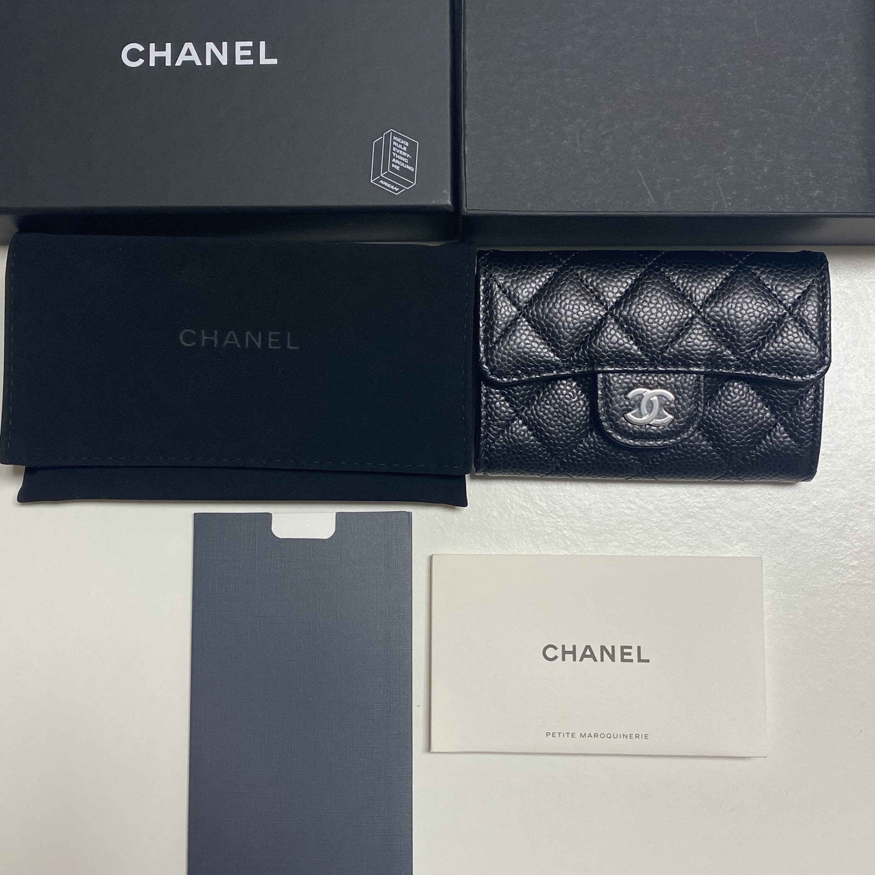 Chanel Classic Card Holder Grained Calfskin & Silver Black 착용 스타일 - 1