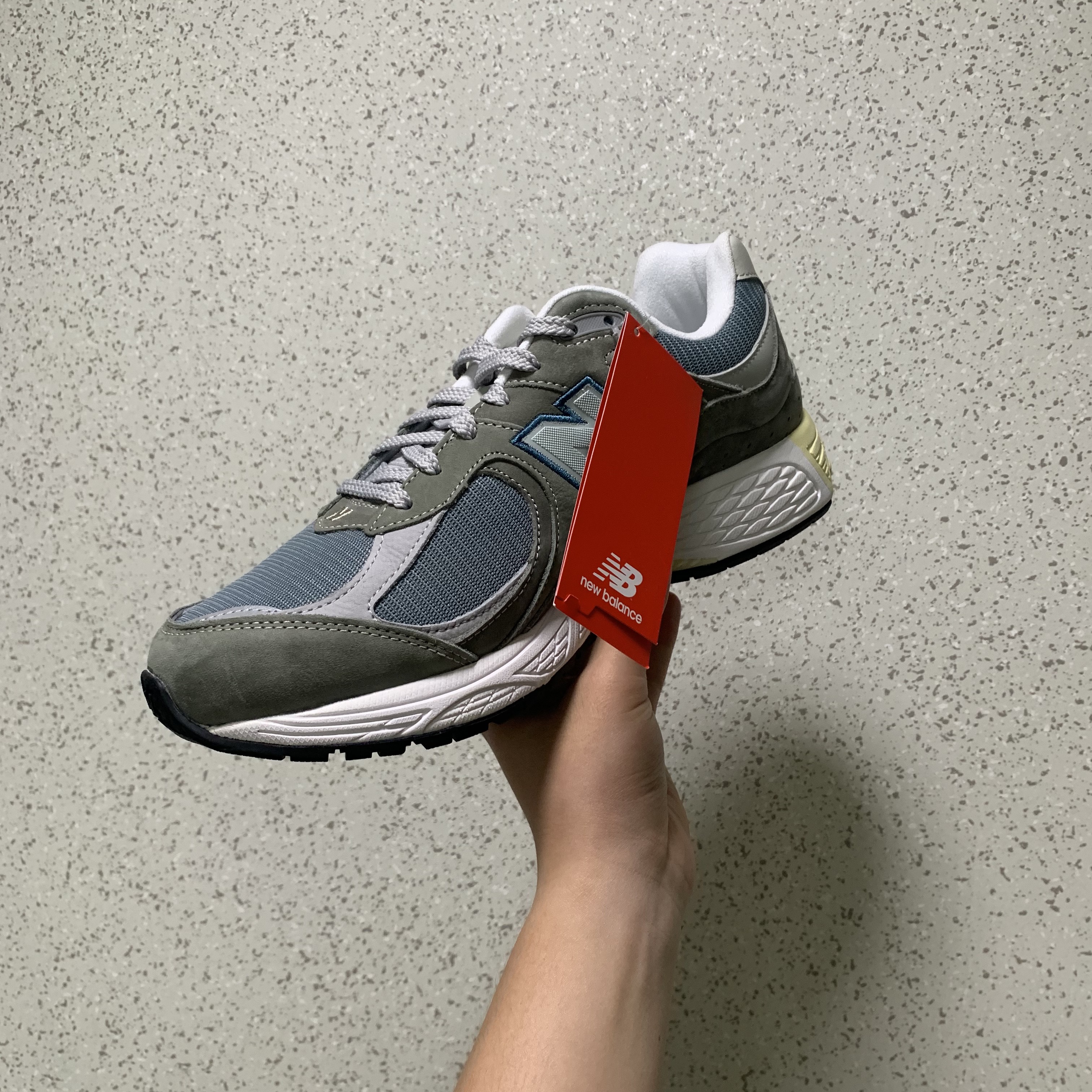 New Balance 2002R Cool Grey 착용 스타일 - 2