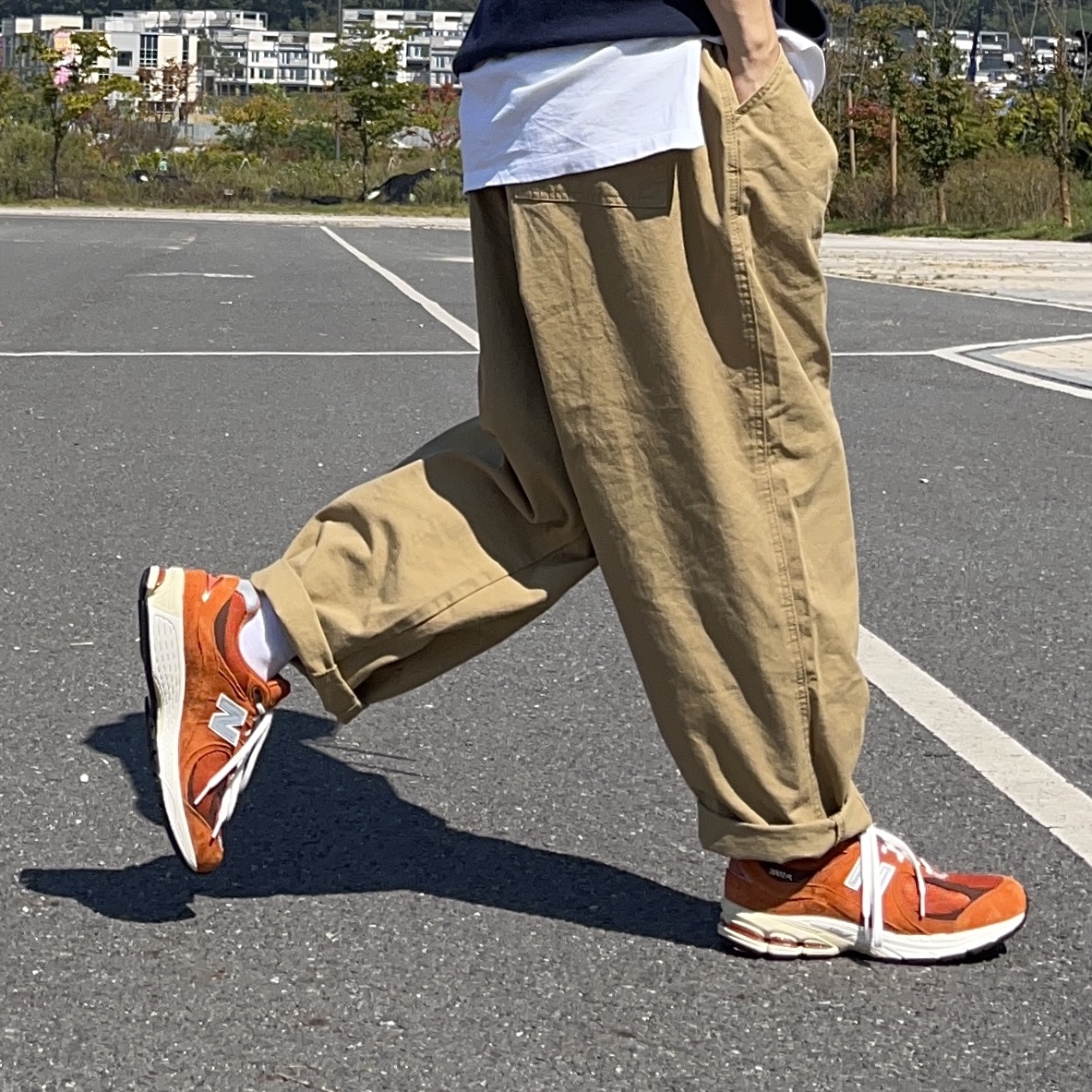 New Balance 2002R Rust Oxide 착용 스타일 - 5