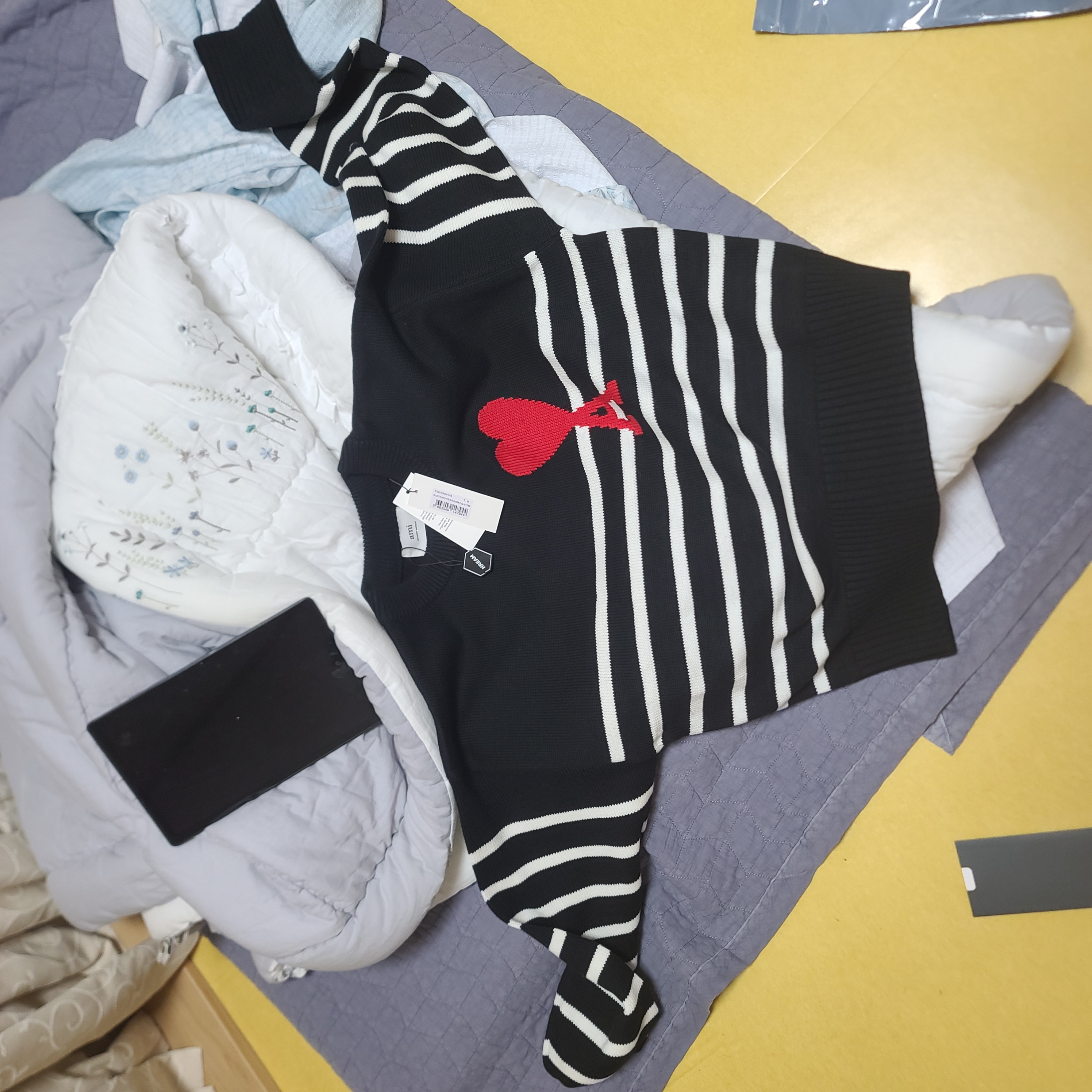 AMI de Coeur Striped Sweater Black White 착용 스타일