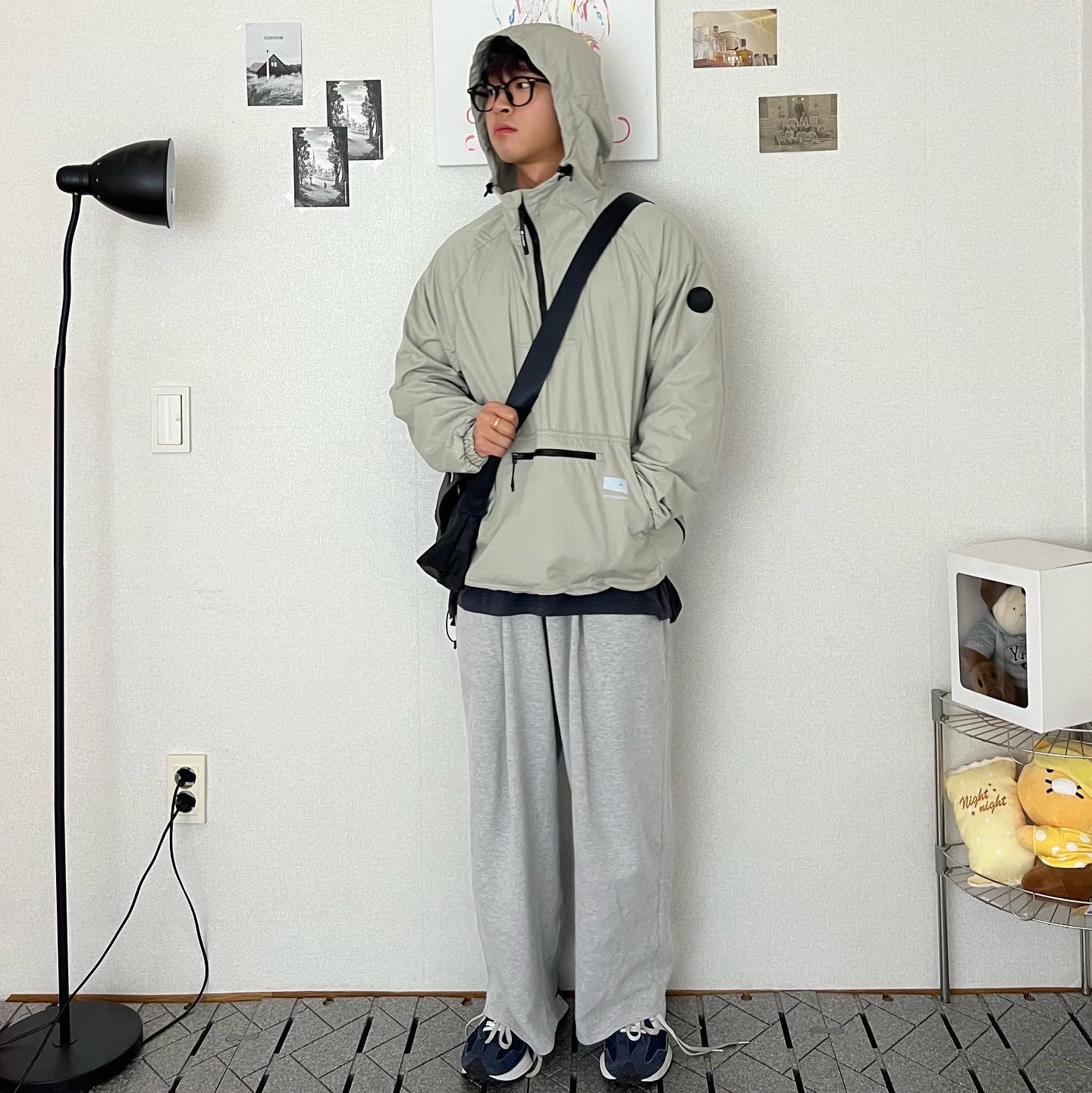 New Balance 327 Navy 착용 스타일 - 1