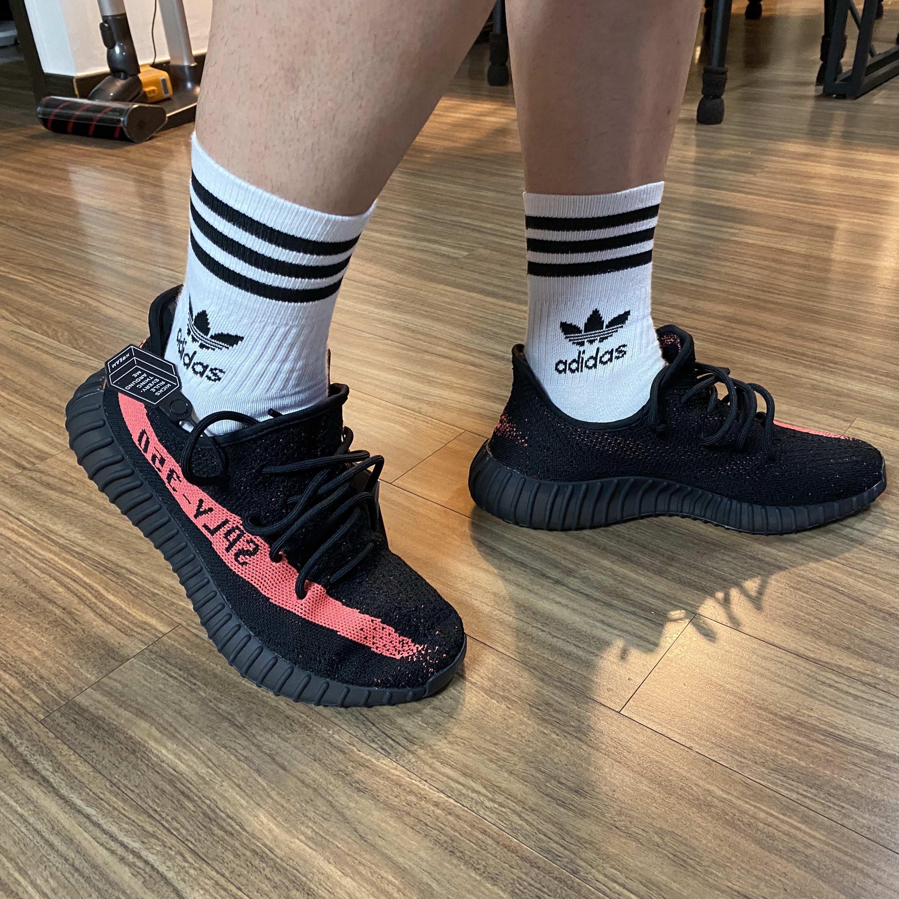 Adidas Yeezy Boost 350 V2 Core Black Red 2022/2023 착용 스타일 - 1