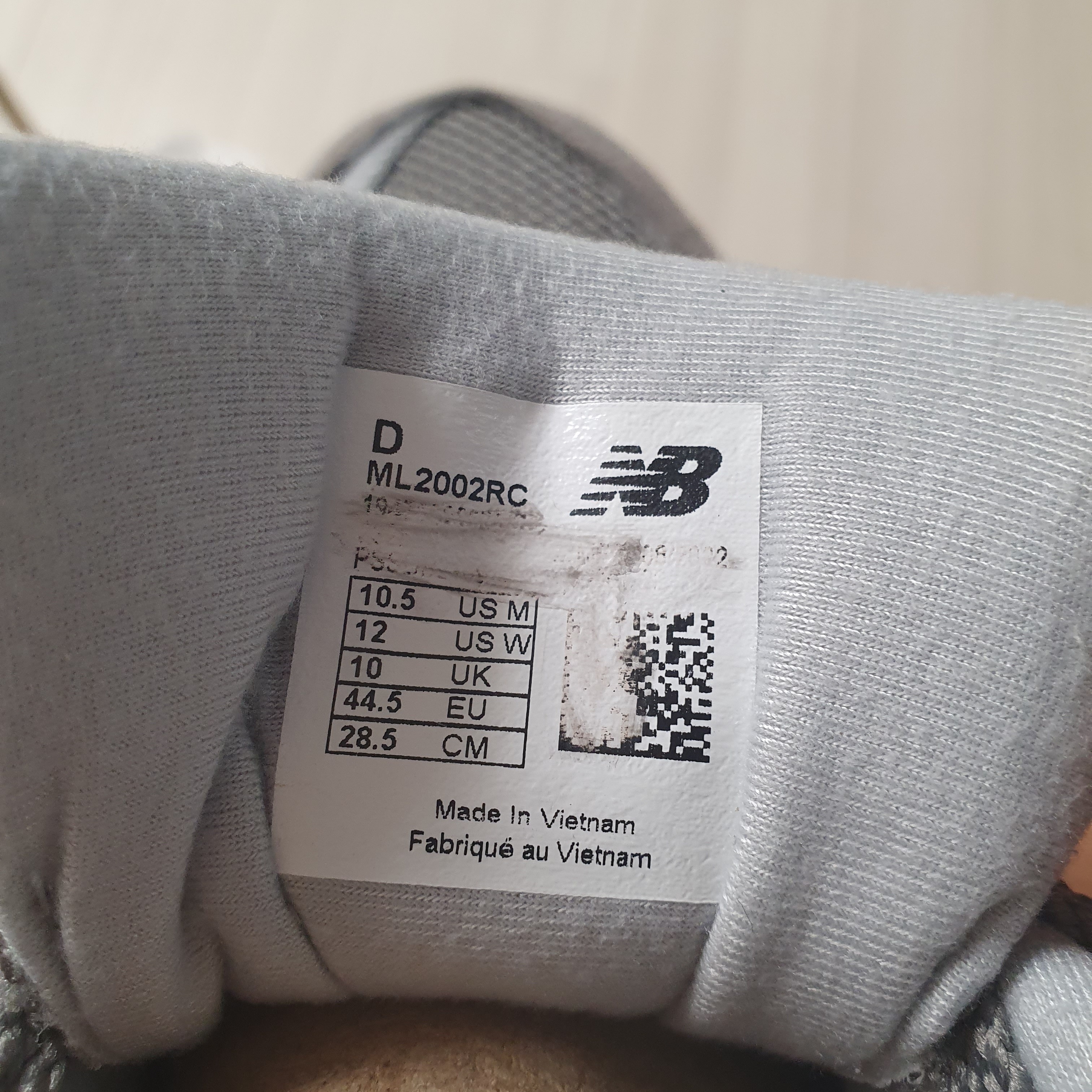 New Balance 2002R Grey 착용 스타일