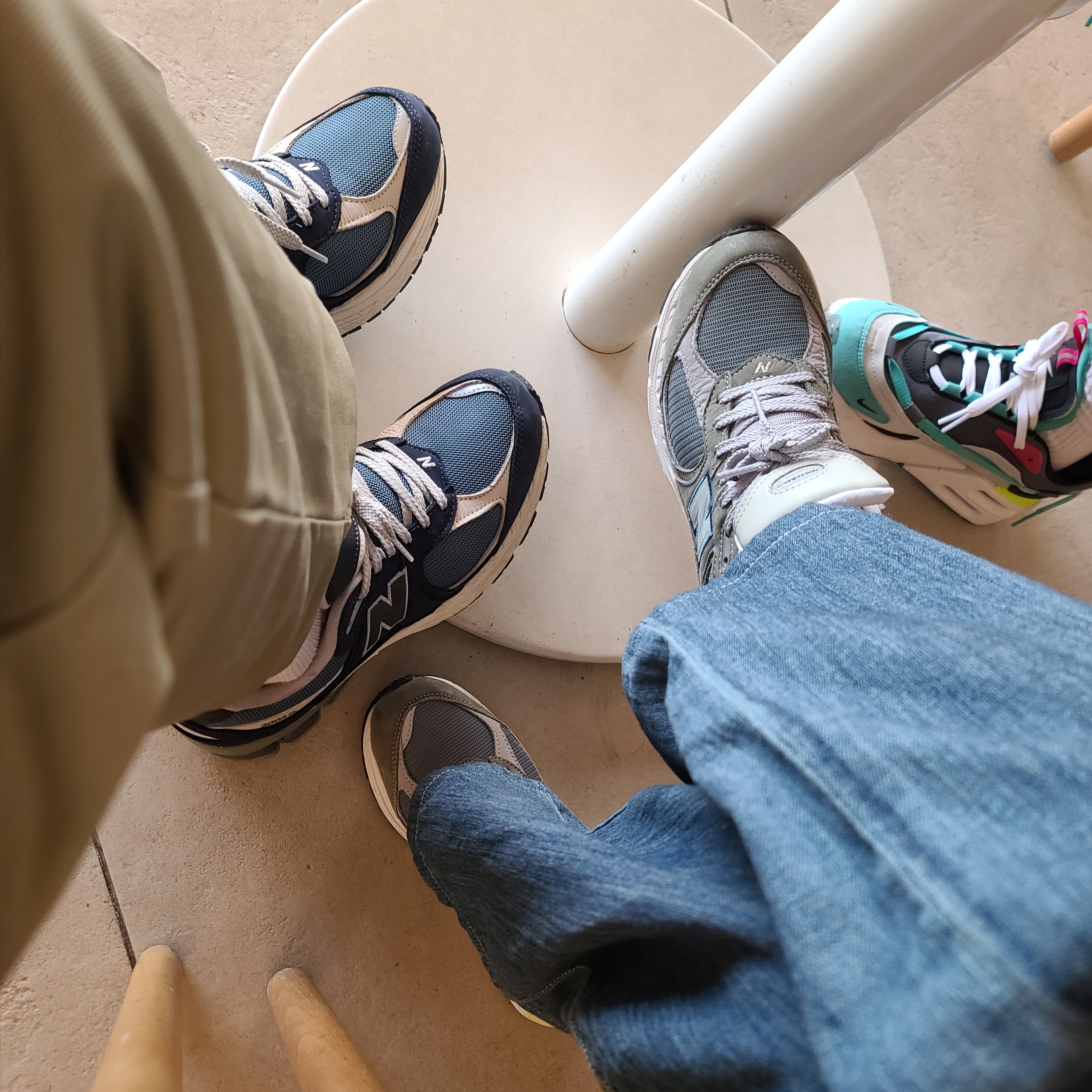 New Balance 2002R Dark Navy, New Balance 2002R Cool Grey 착용 스타일