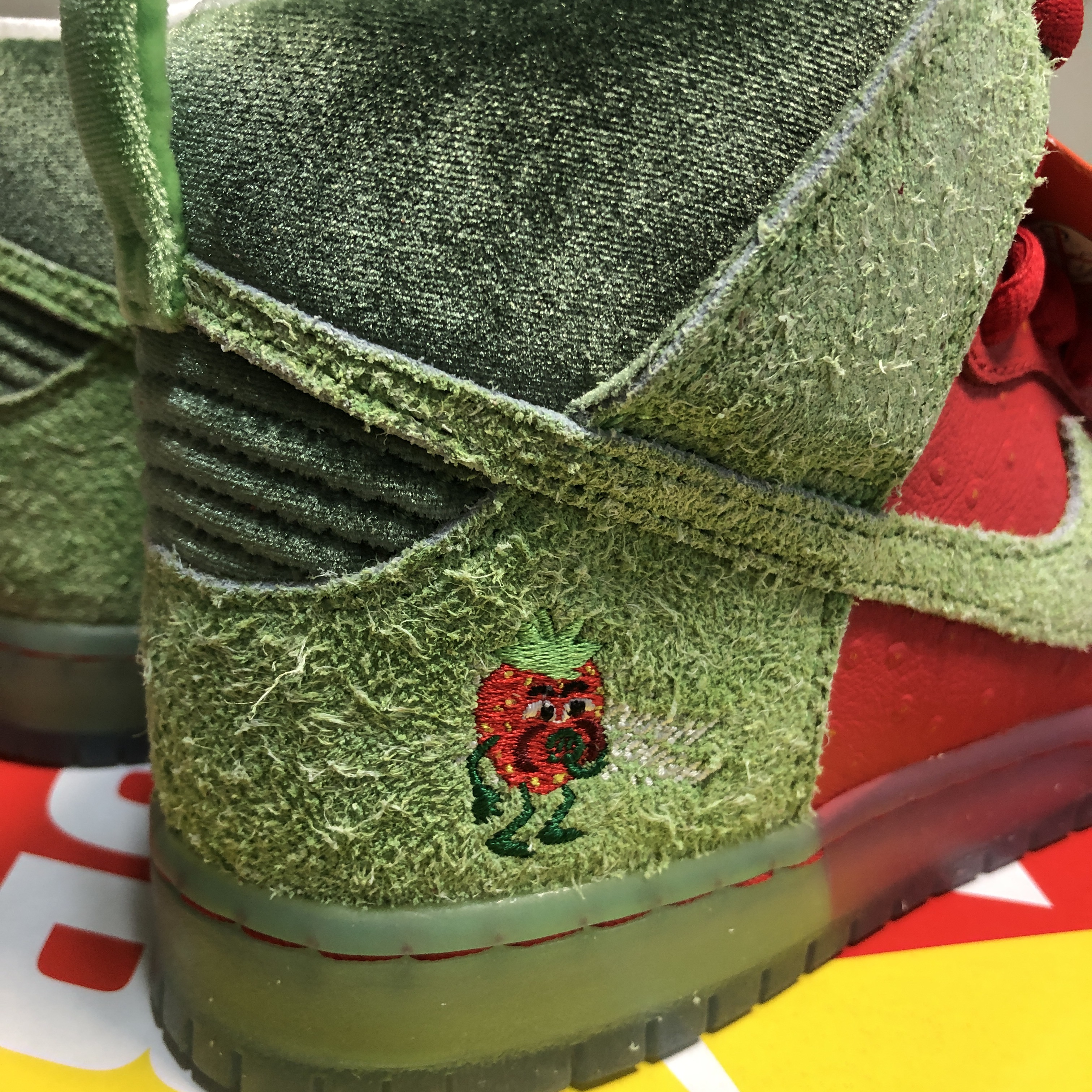 Nike SB Dunk High Pro QS Strawberry 착용 스타일 - 3