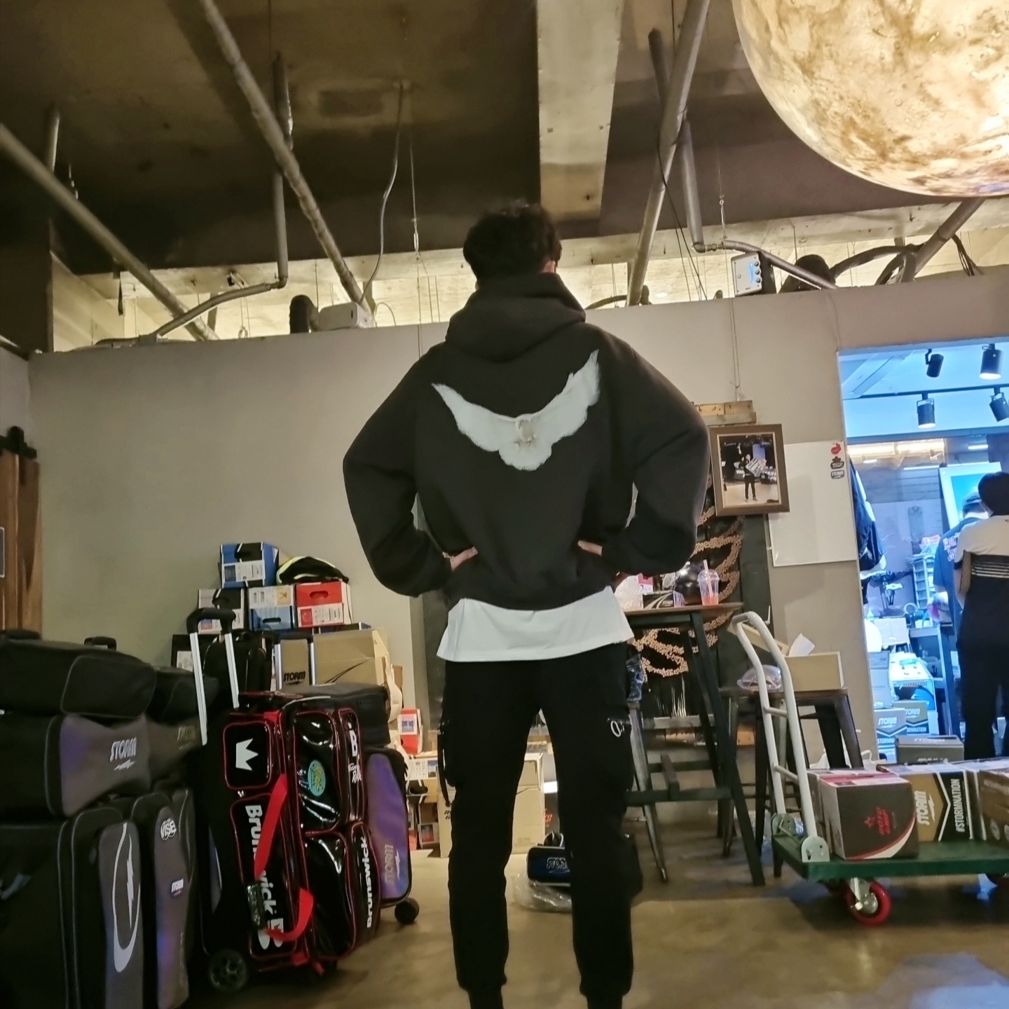 Yeezy Gap Engineered By Balenciaga Dove Shrunken Hoodie Black 착용 스타일