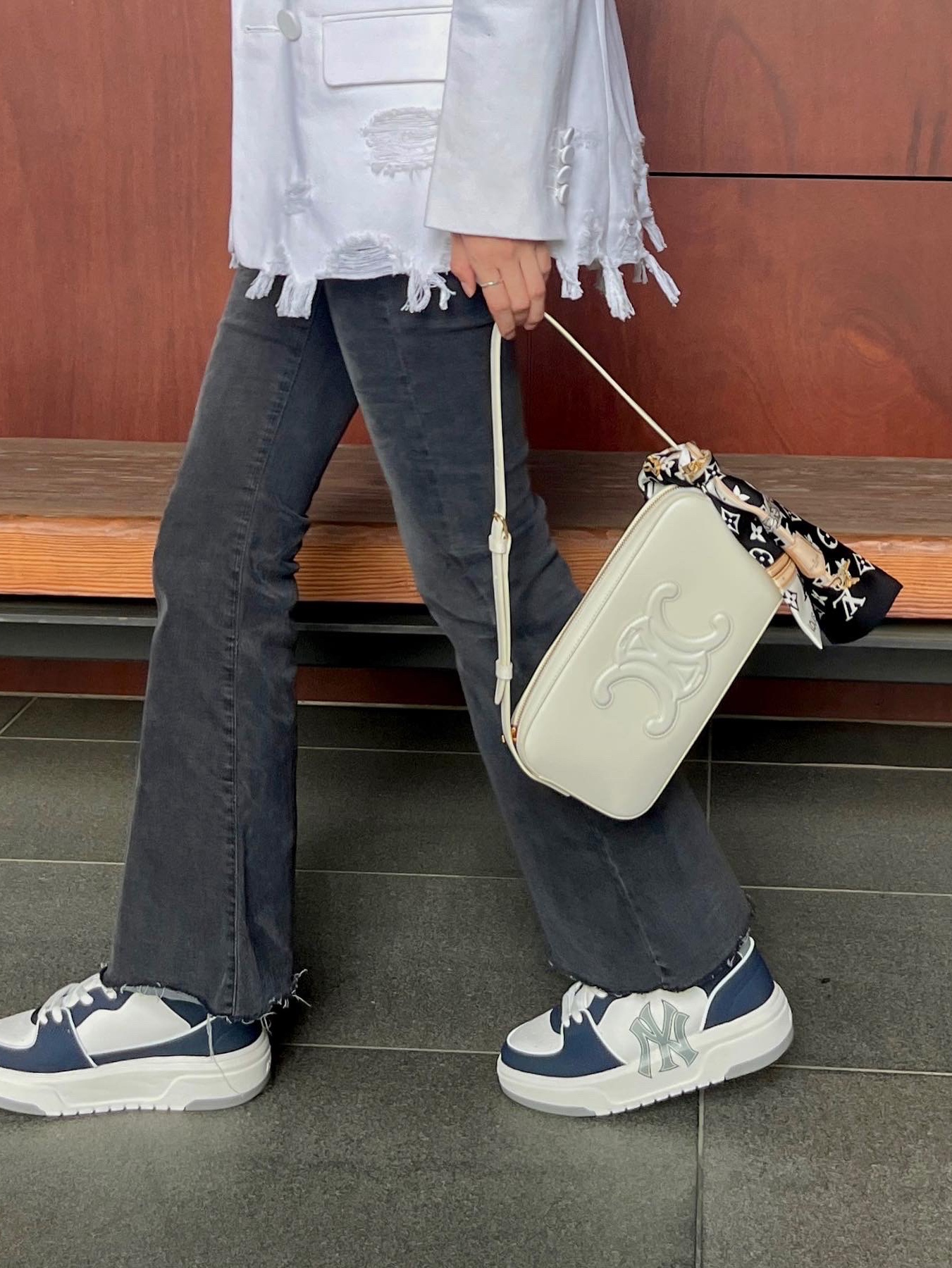 (W) Louis Vuitton Monogram Confidential Bandeau Black, Celine Camera Shoulder Bag Cuir Triomphe in Calfskin Tan 착용 스타일 - 5