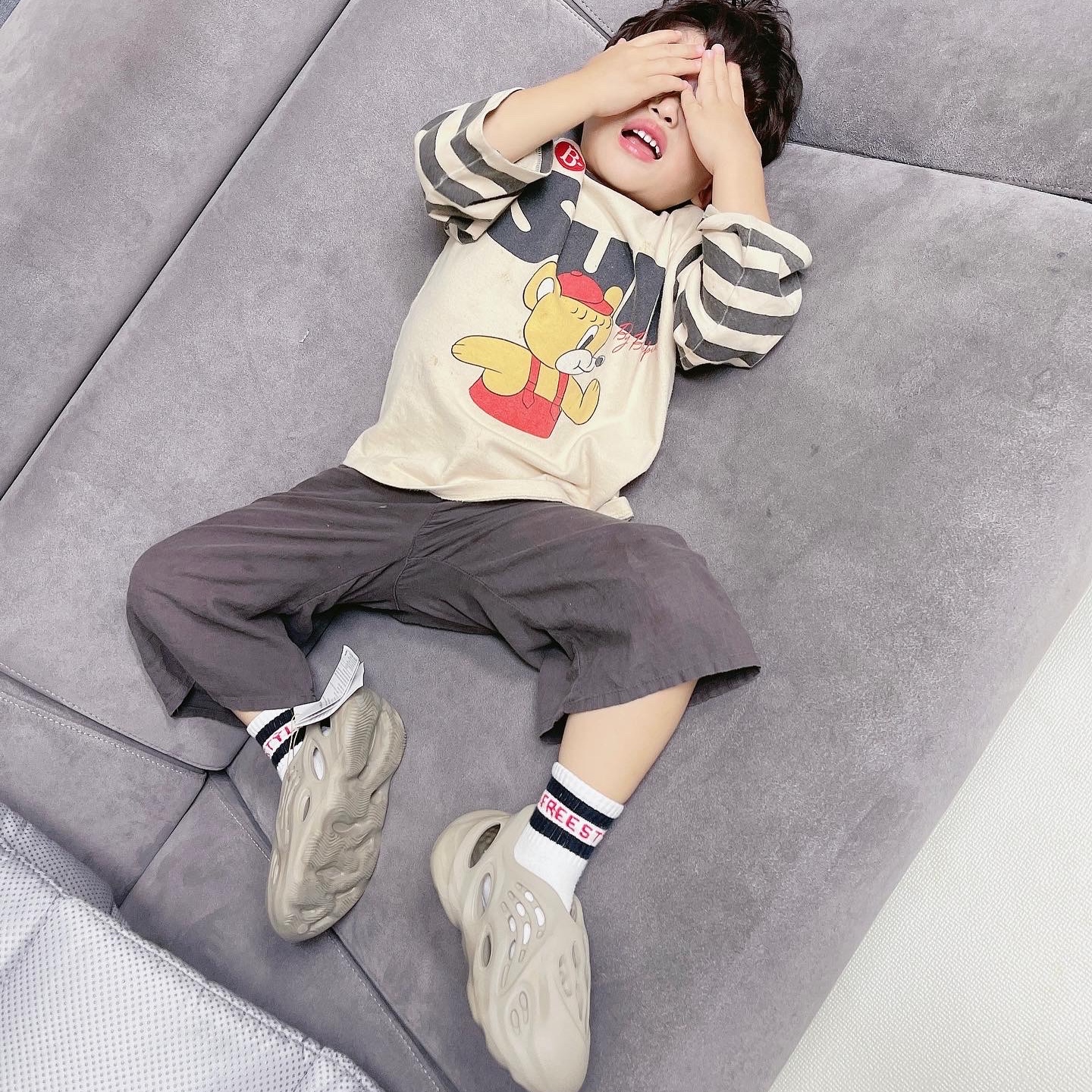 (Kids) Adidas Yeezy Foam RNNR Stone Sage 착용 스타일 - 1