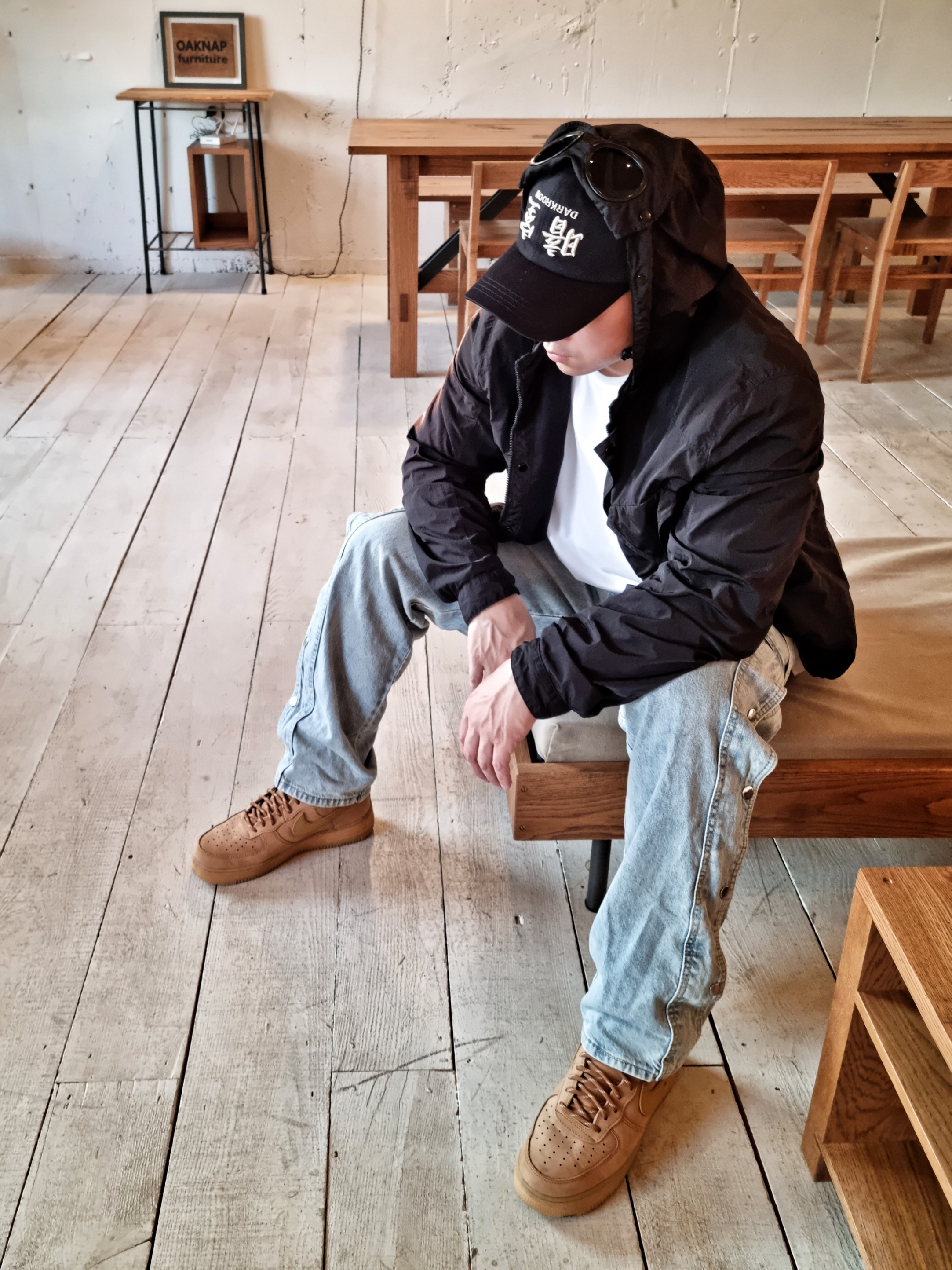 Darkr8m Studio Upside Down Silver Logo Cap, Stussy Basic Stussy T-Shirt White 2022 착용 스타일 - 1