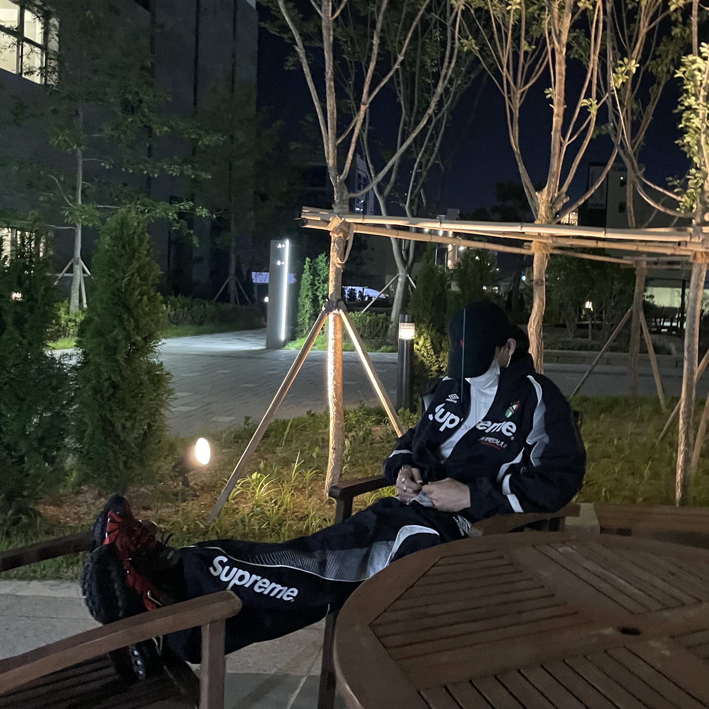 Supreme x Umbro Track Jacket Black - 22SS, Supreme x Umbro Track Pants Black - 22SS 착용 스타일 - 2