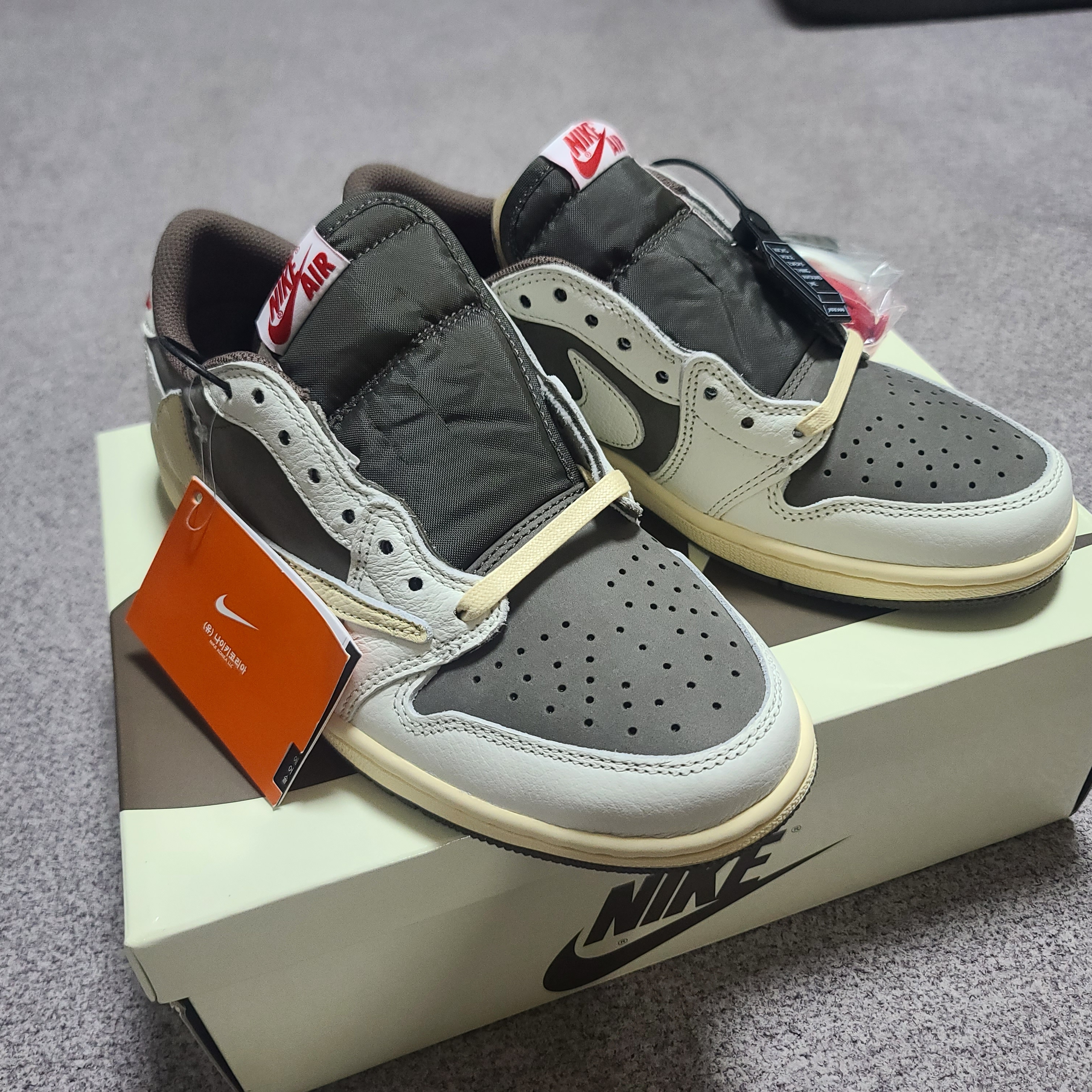 Jordan 1 x Travis Scott Retro Low OG SP Sail and Ridgerock 착용 스타일 - 1
