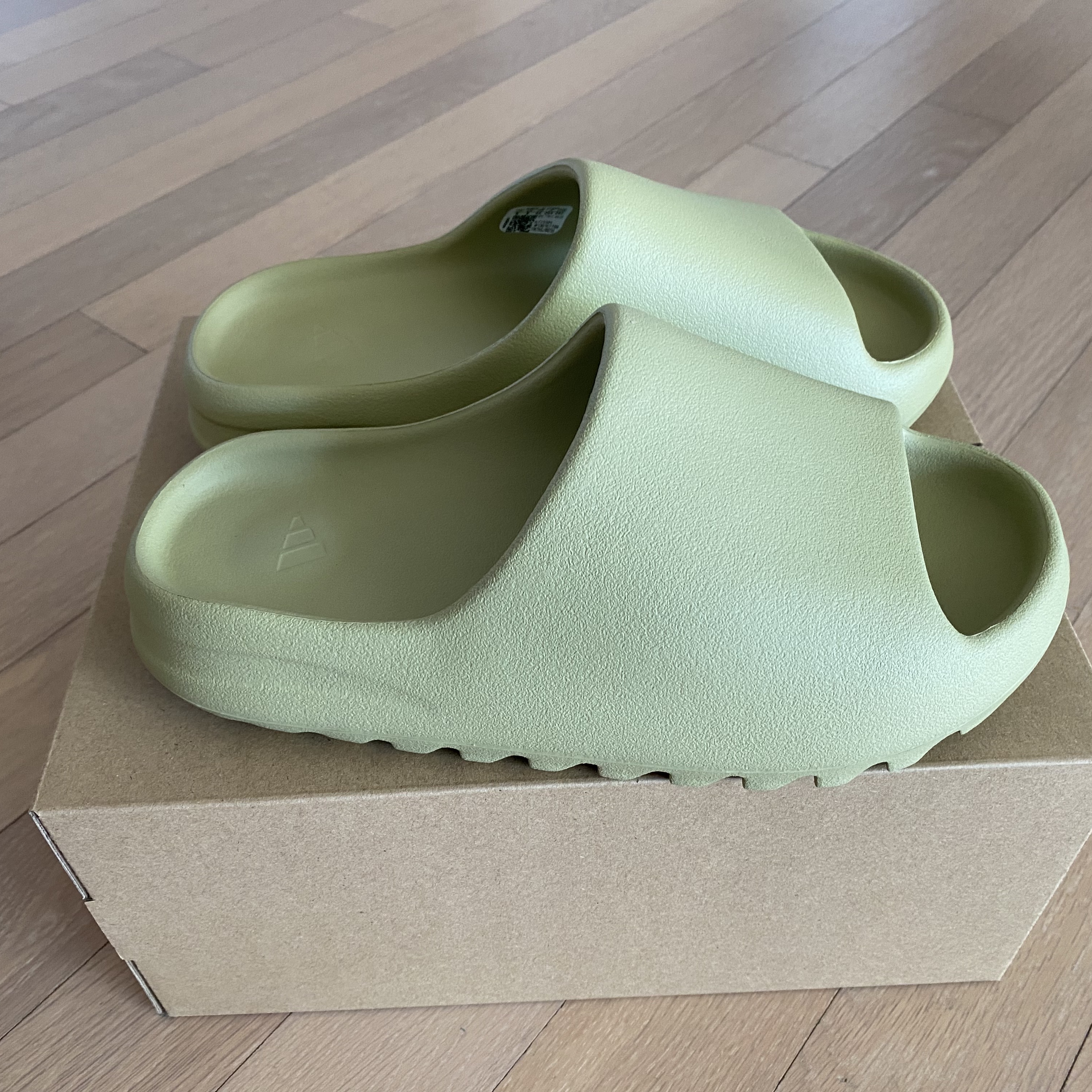 Adidas Yeezy Slide Resin 2022 착용 스타일 - 1