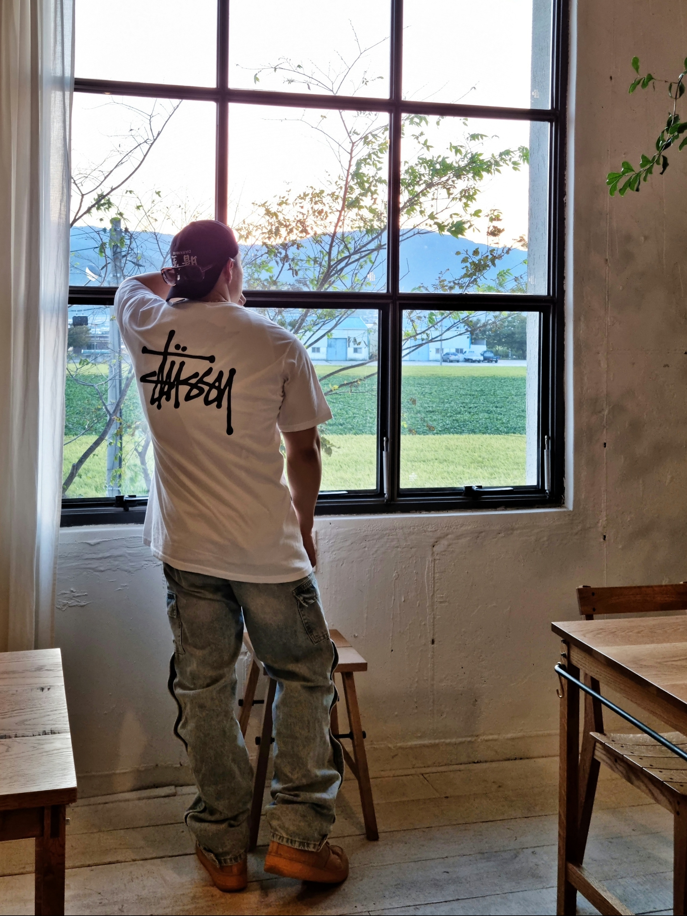 Darkr8m Studio Upside Down Silver Logo Cap, Stussy Basic Stussy T-Shirt White 2022 착용 스타일 - 4