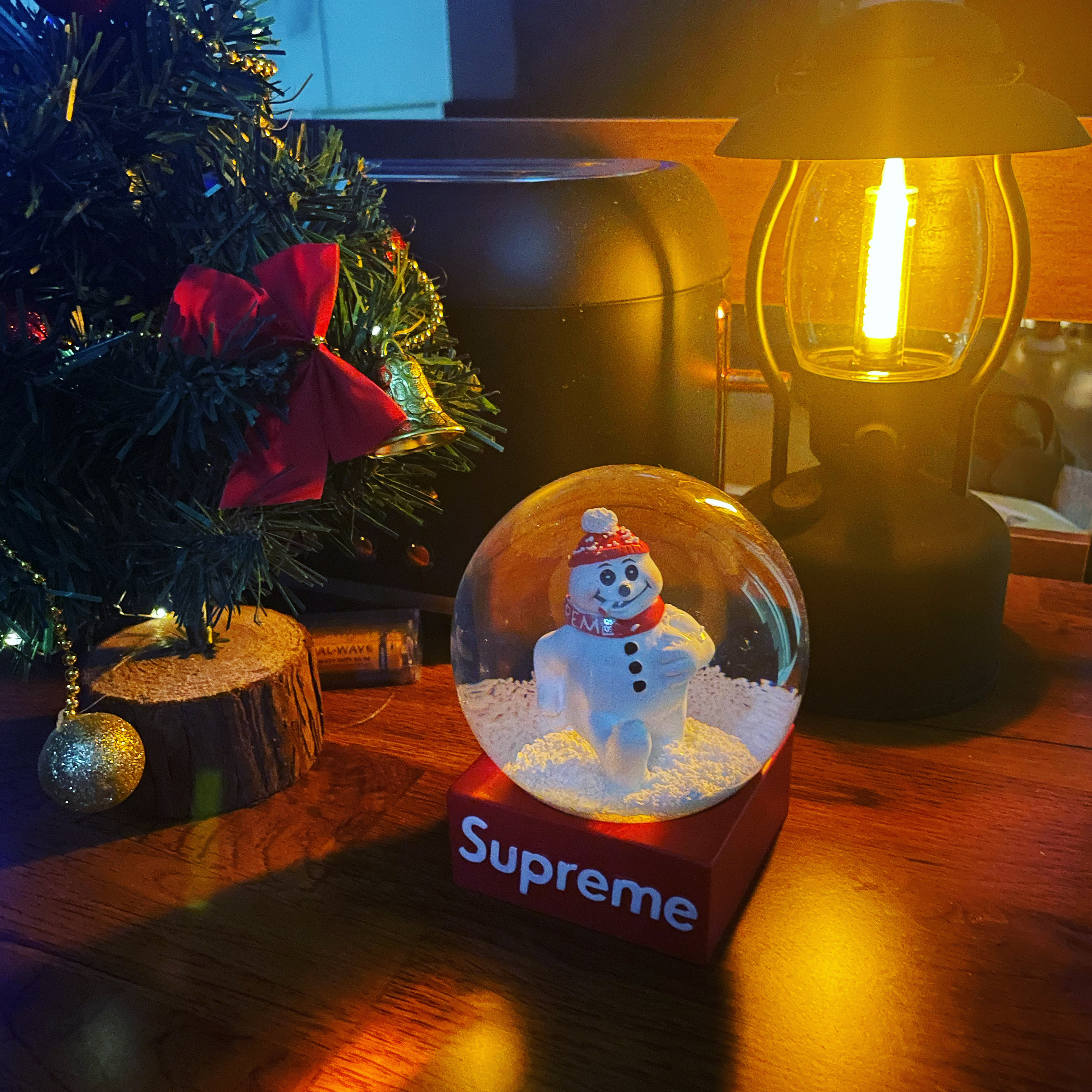 Supreme Snowman Snowglobe Red 착용 스타일