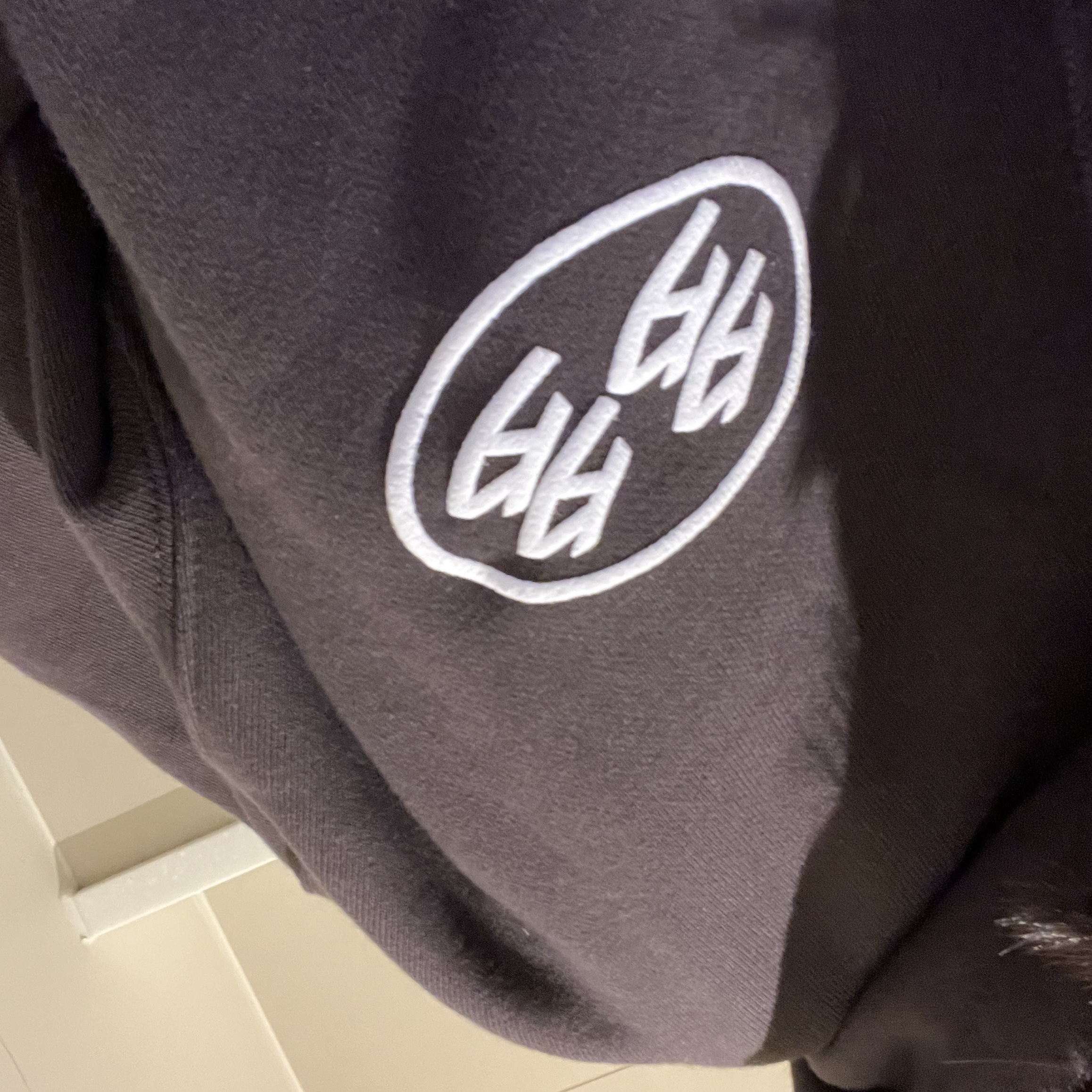 Dada Logo Hoodie Charcoal 착용 스타일