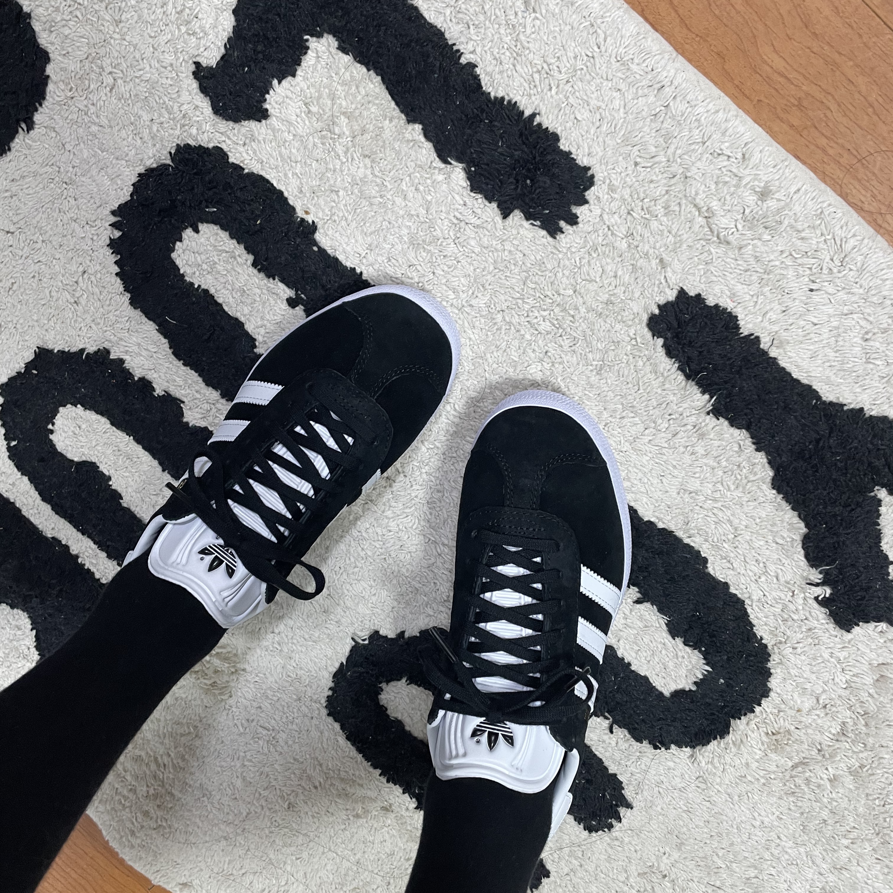 Adidas Gazelle Core Black White 착용 스타일 - 3