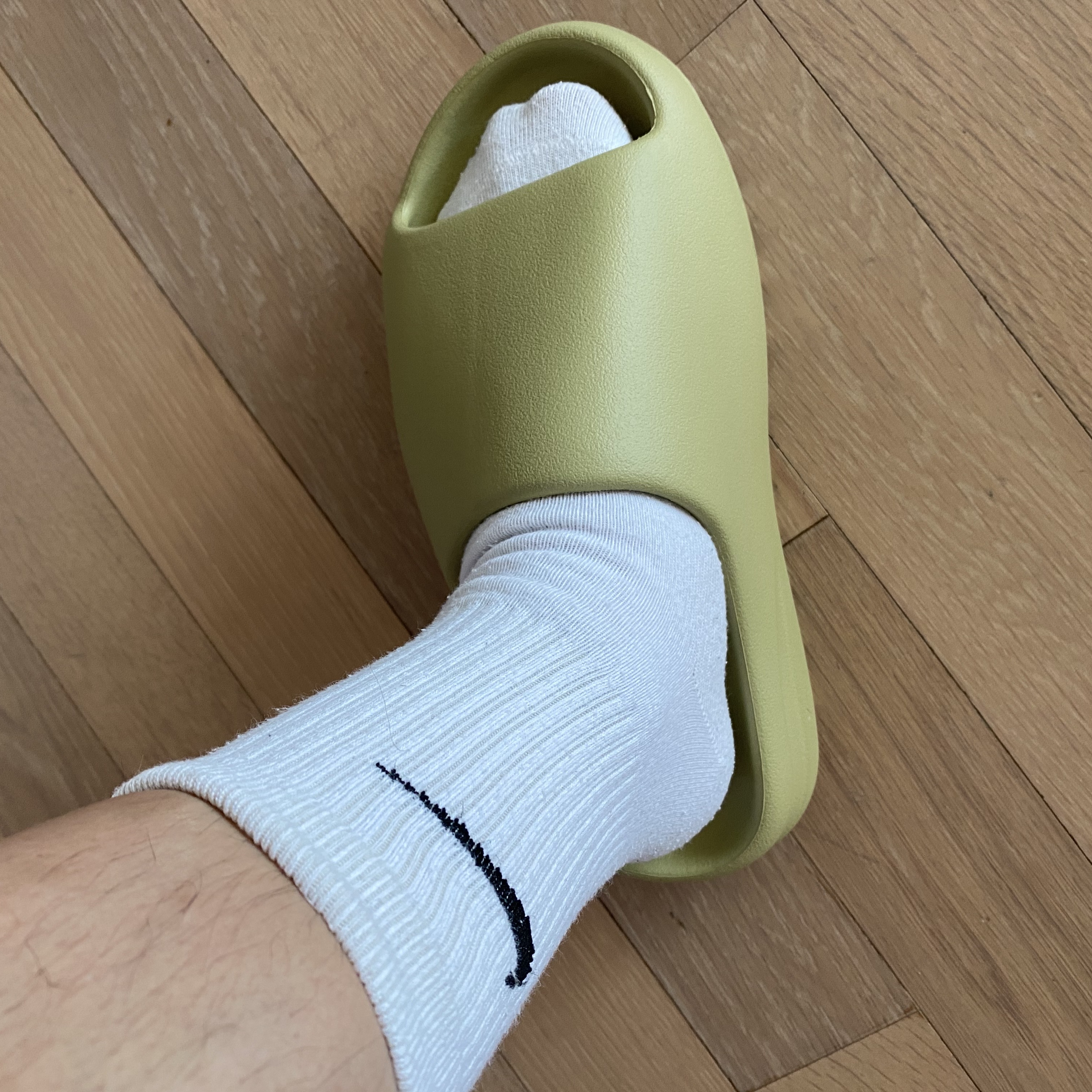 Adidas Yeezy Slide Resin 2022 착용 스타일 - 3